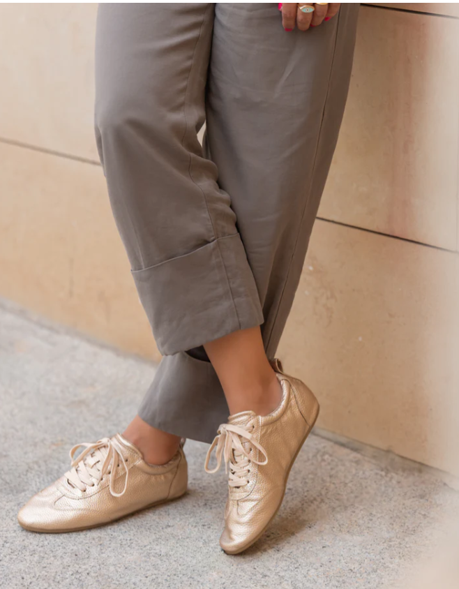 Zapatillas Doradas de Piel para Mujer, Comodidad y Elegancia en Cada Paso