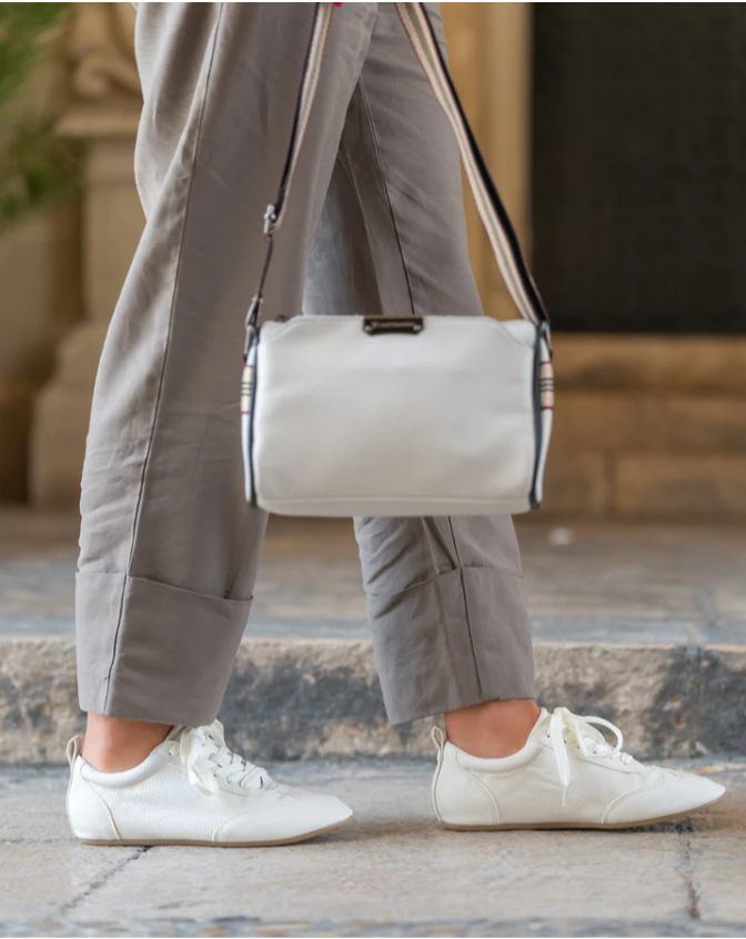 Zapatillas Doradas de Piel para Mujer, Comodidad y Elegancia en Cada Paso