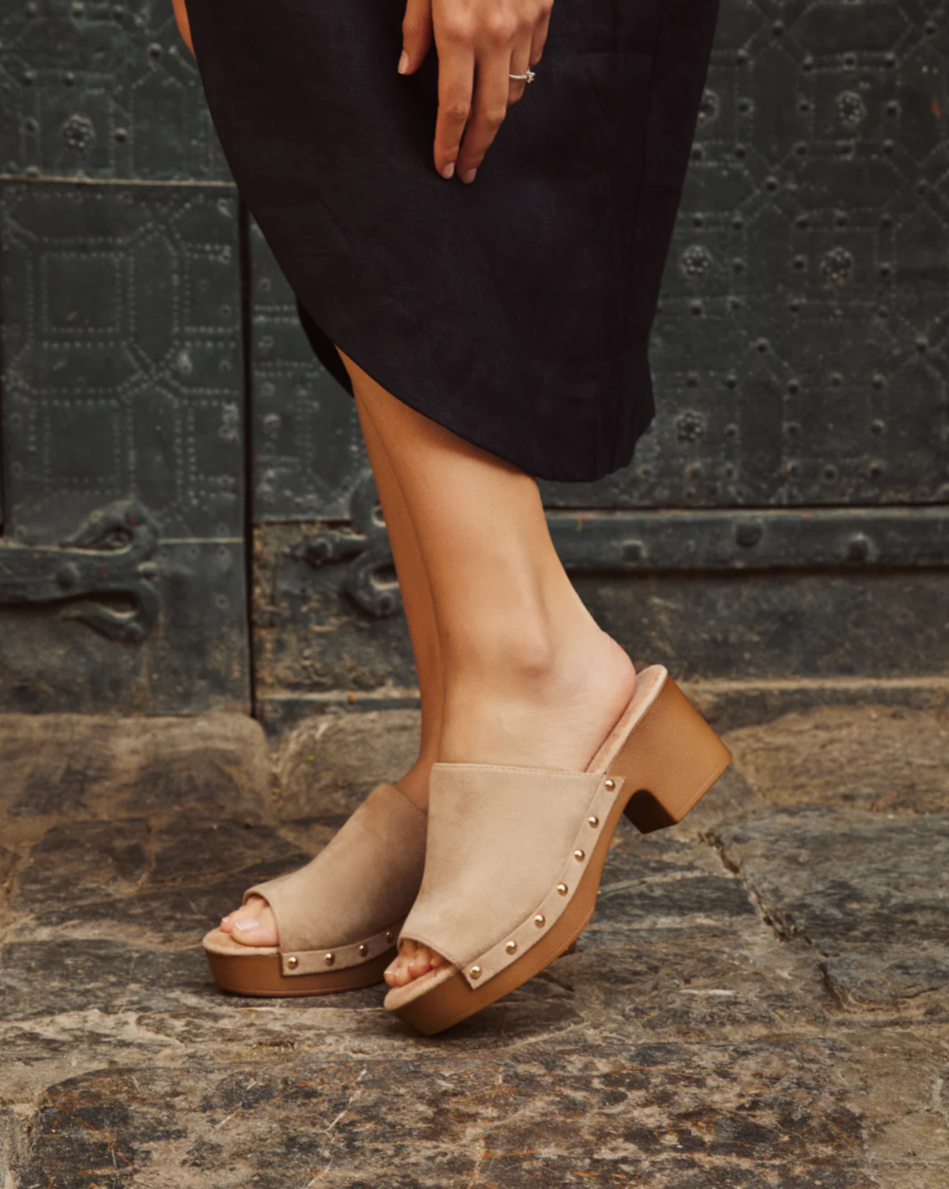 Sandalias mujer mules con tacón alto y plataforma efecto madera con tachas y plantilla acolchada