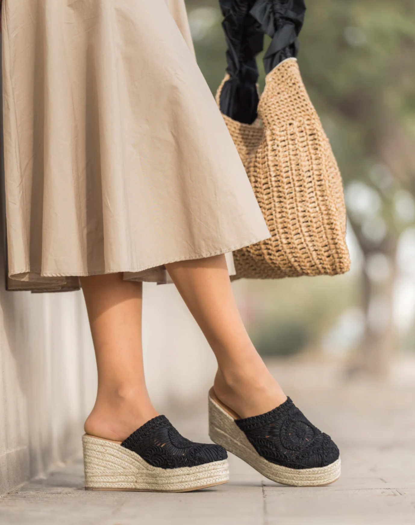Sandalias zueco mujer con cuña alta de espartos y plataforma con diseño crochet