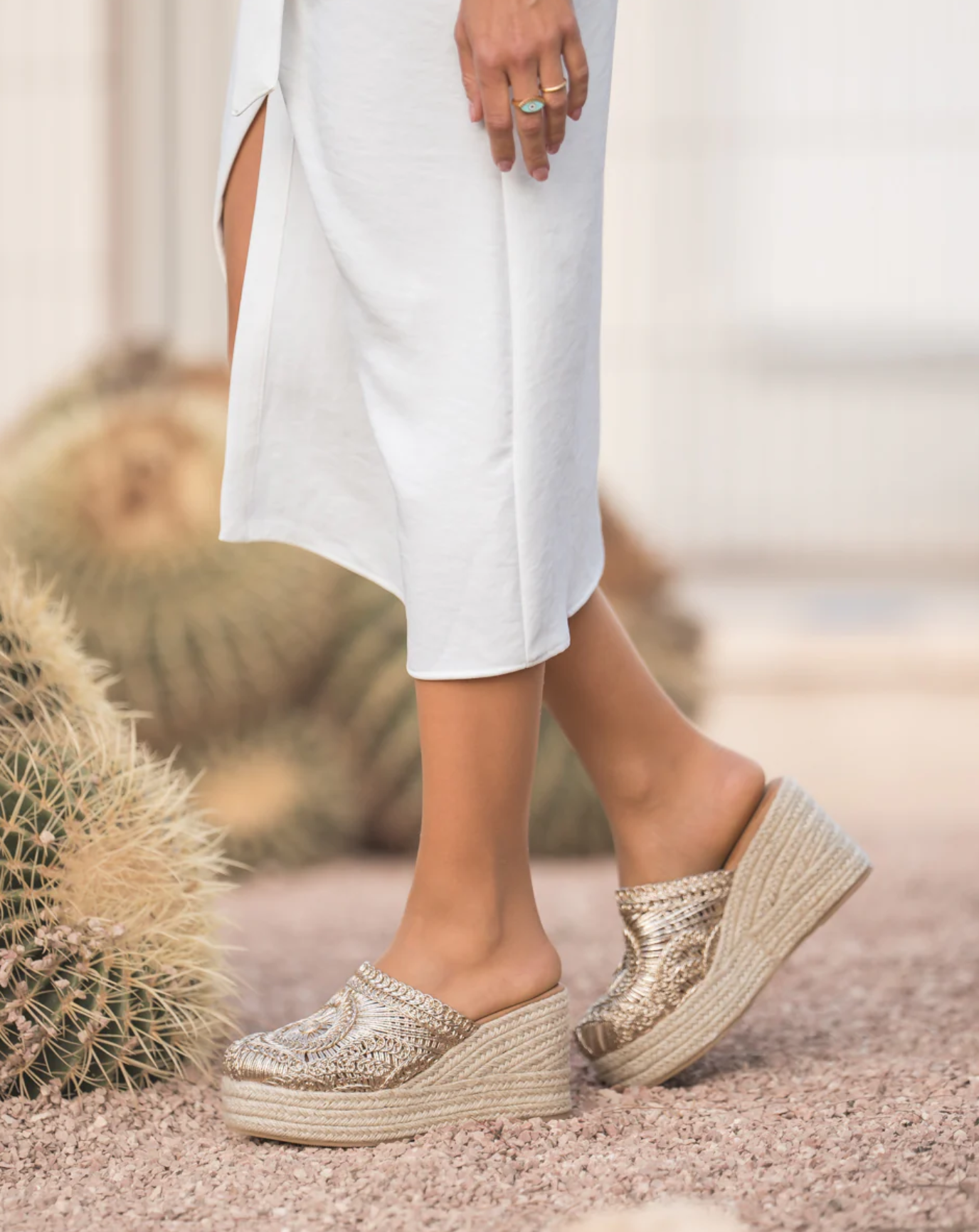 Sandalias zueco mujer con cuña alta de espartos y plataforma con diseño crochet