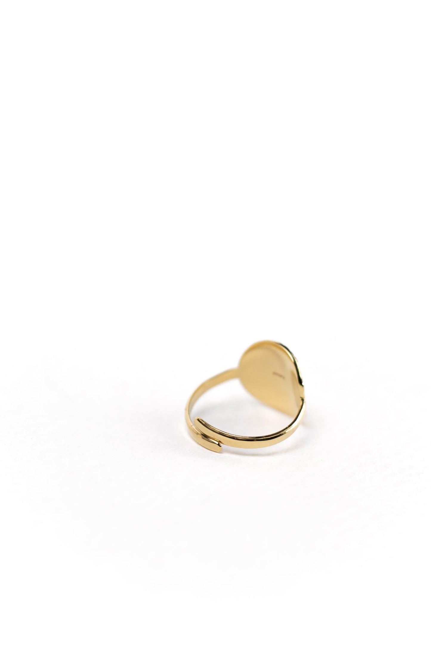 Anillo dorado con textura martillada, elegancia y estilo moderno