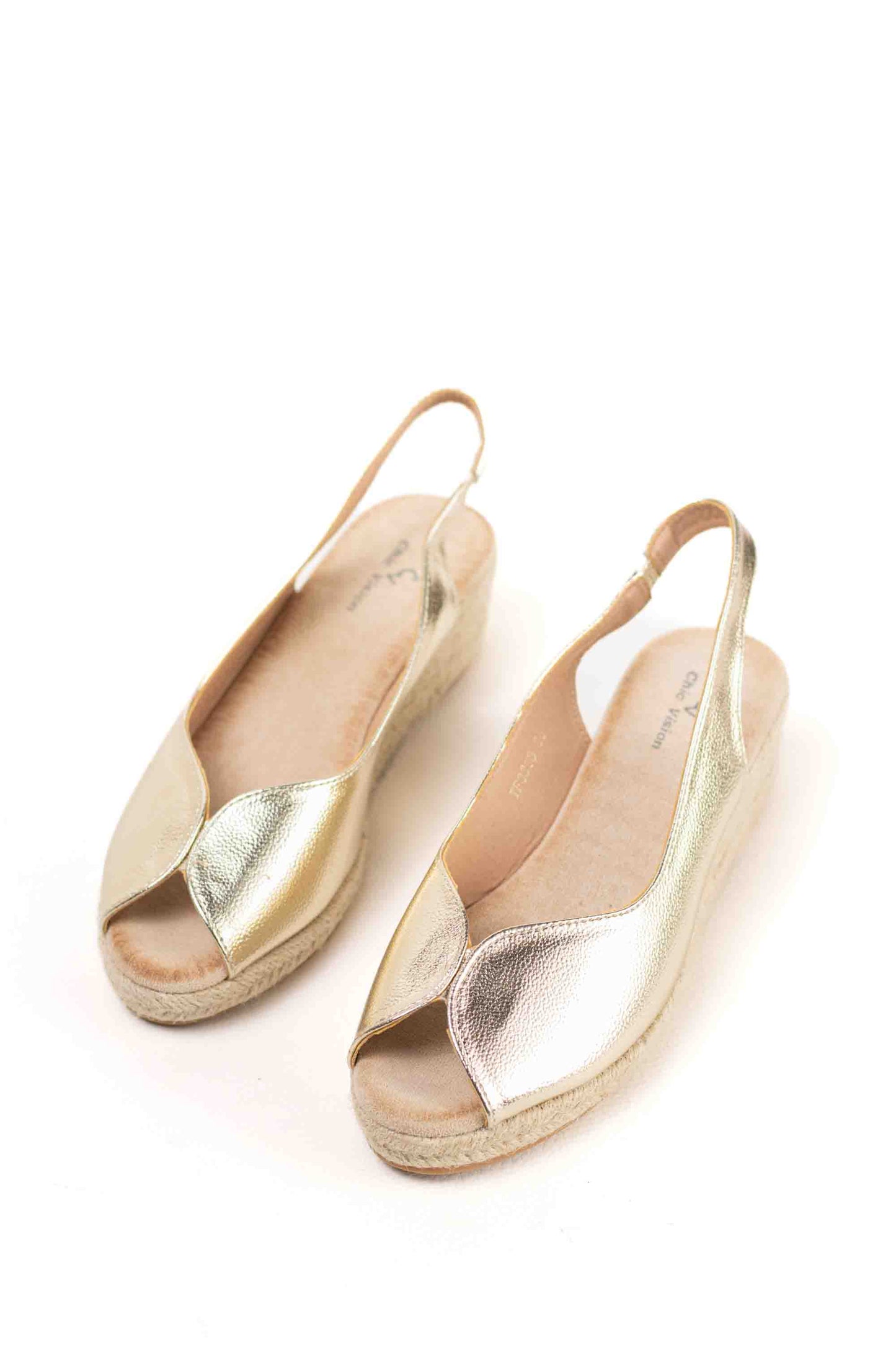Sandalias doradas y cuña de esparto baja toque glam veraniego