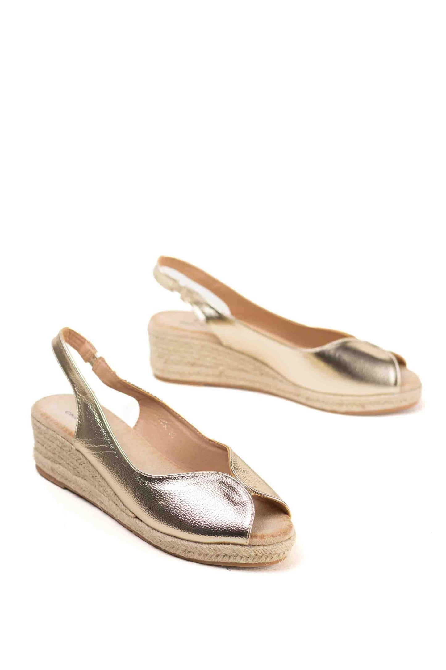Sandalias doradas y cuña de esparto baja toque glam veraniego