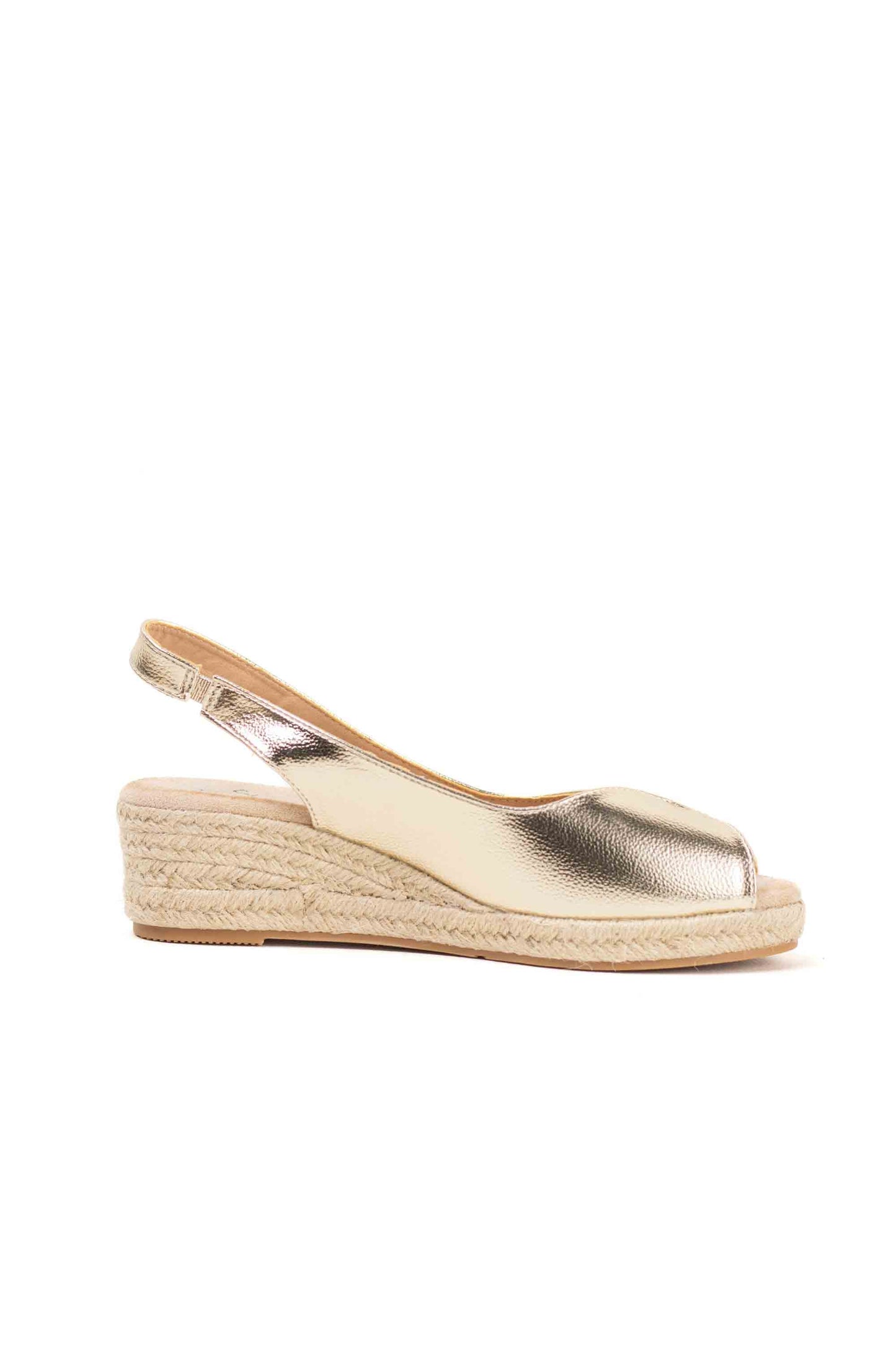 Sandalias doradas y cuña de esparto baja toque glam veraniego