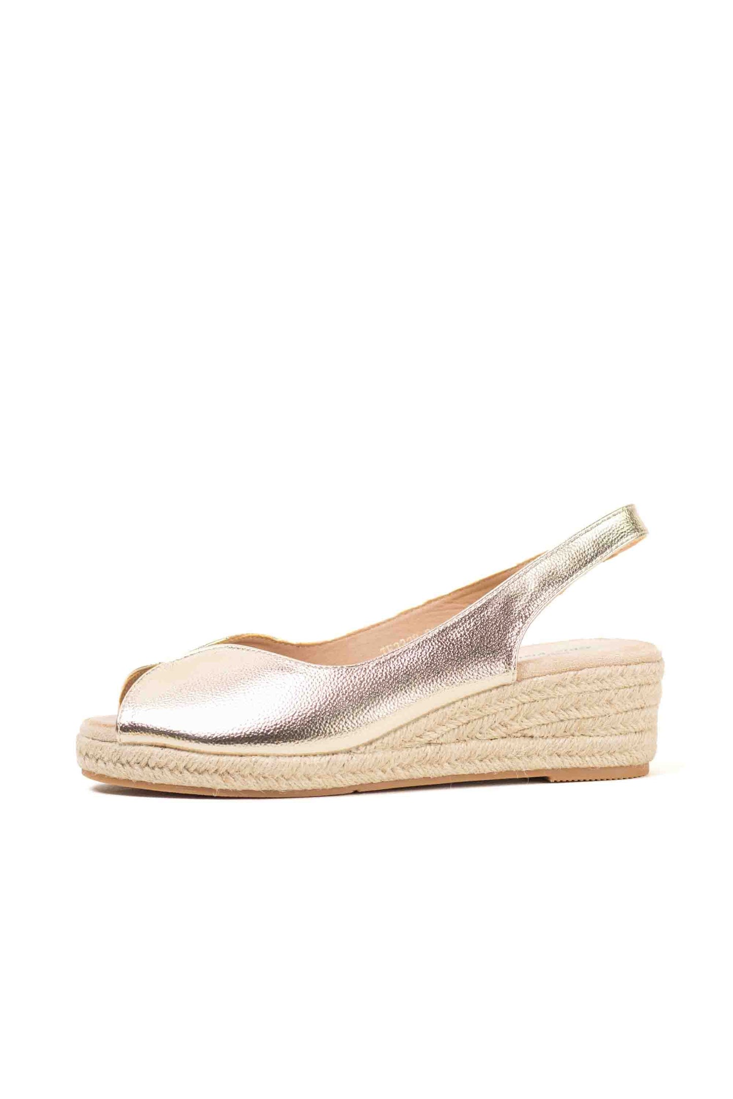 Sandalias doradas y cuña de esparto baja toque glam veraniego