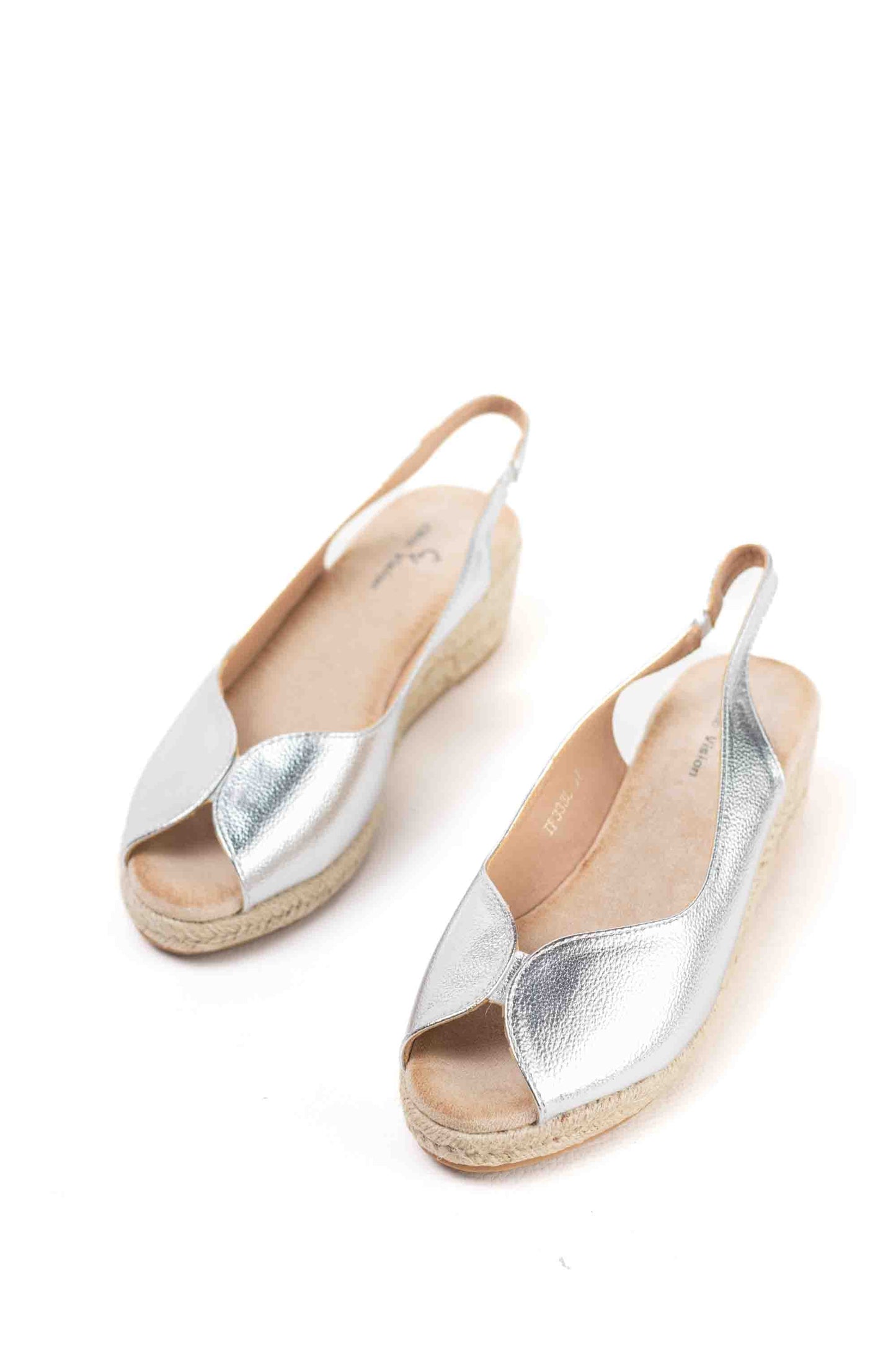 Sandalias doradas y cuña de esparto baja toque glam veraniego