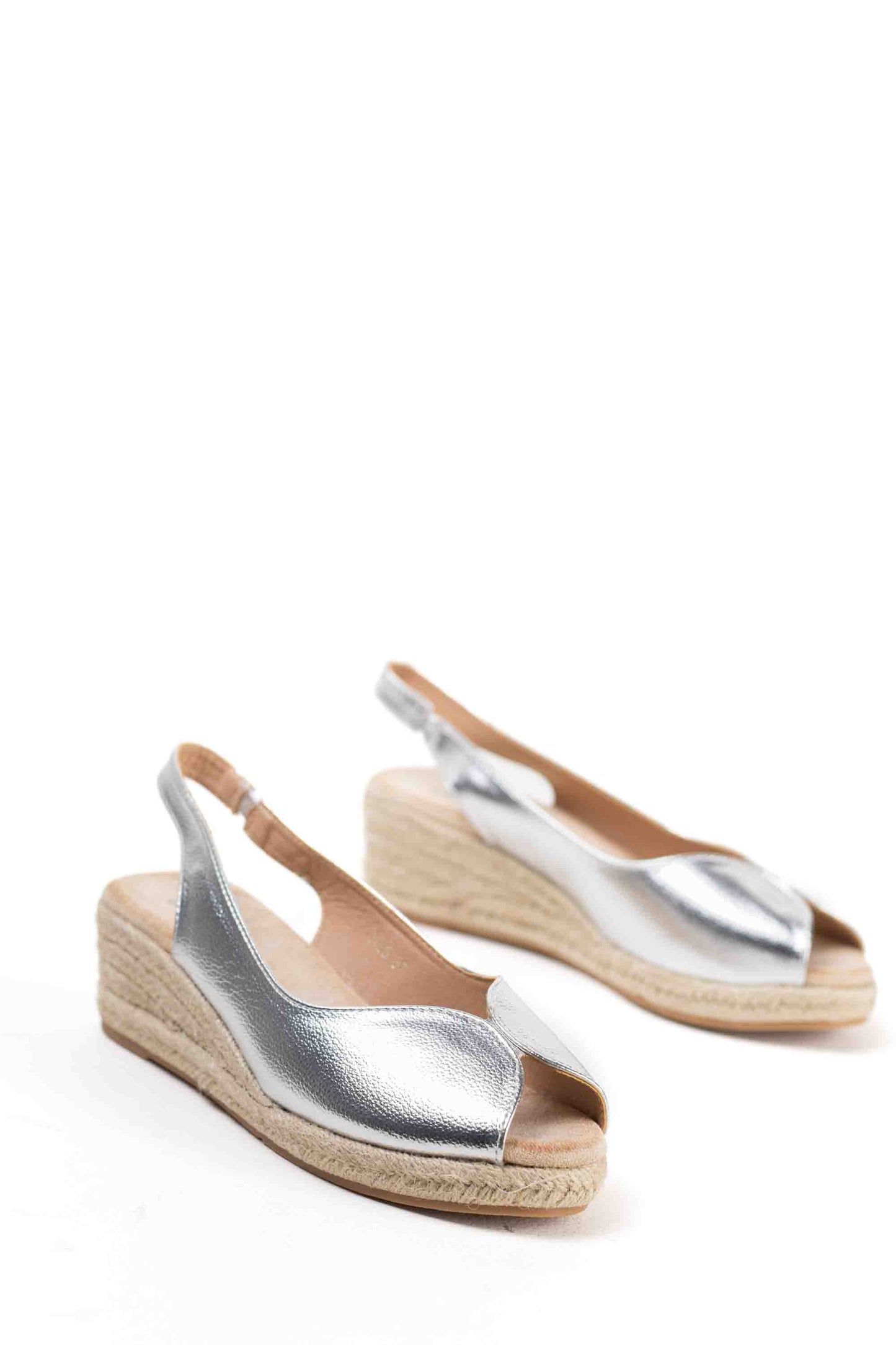 Sandalias doradas y cuña de esparto baja toque glam veraniego