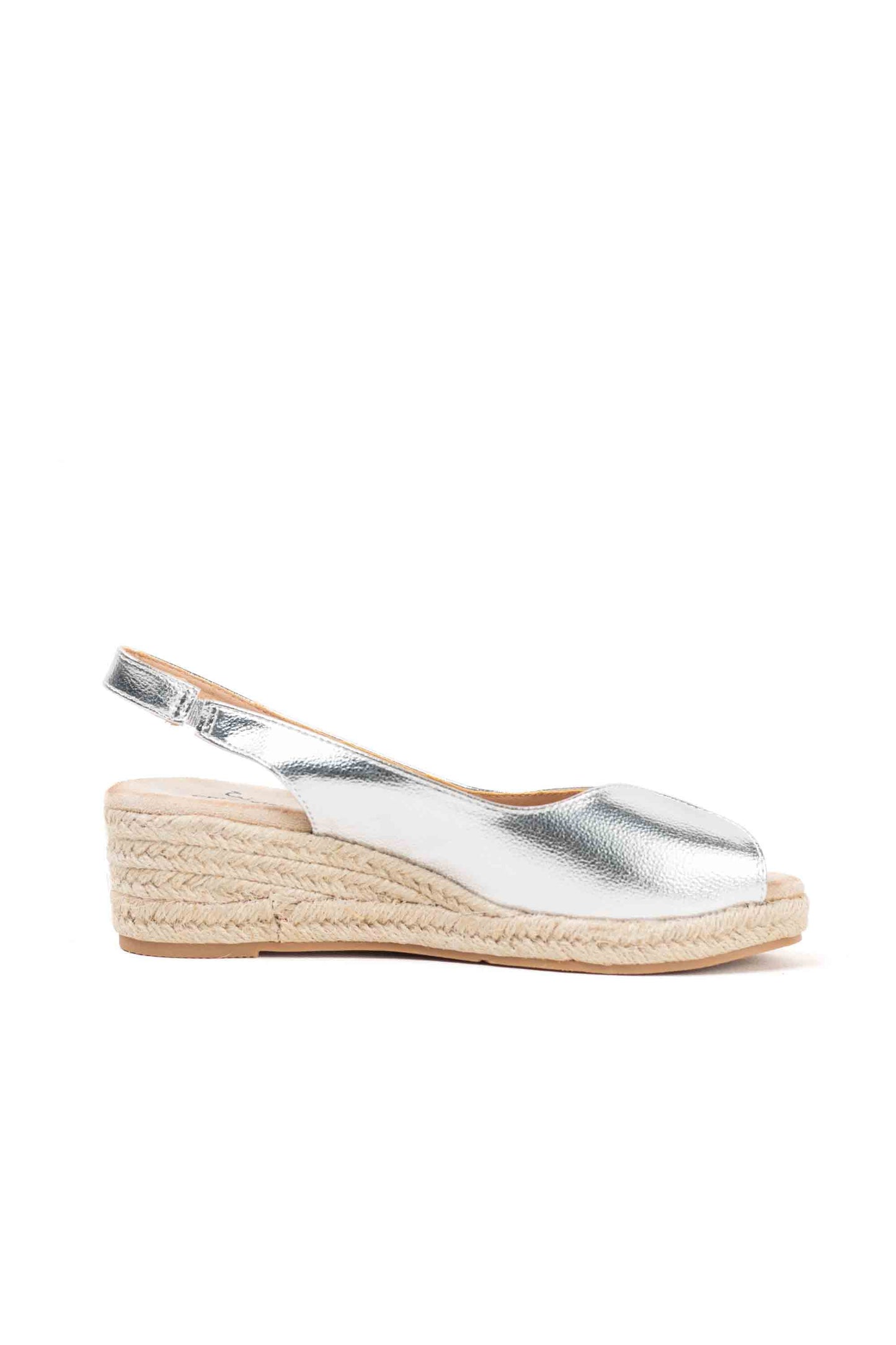 Sandalias doradas y cuña de esparto baja toque glam veraniego