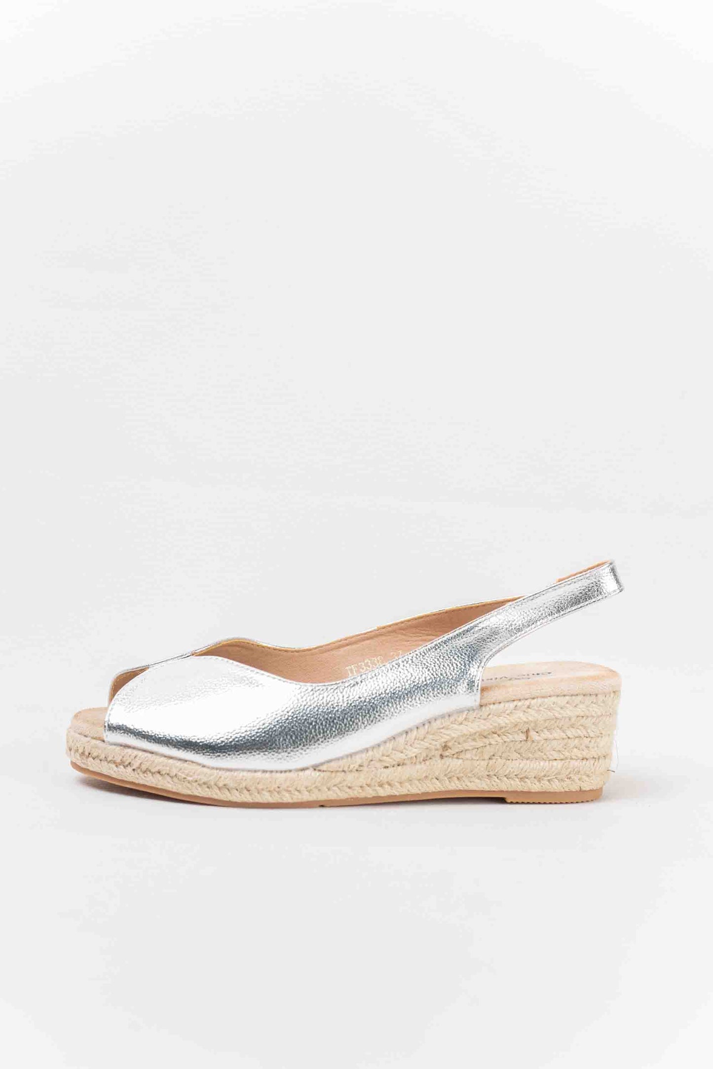 Sandalias doradas y cuña de esparto baja toque glam veraniego