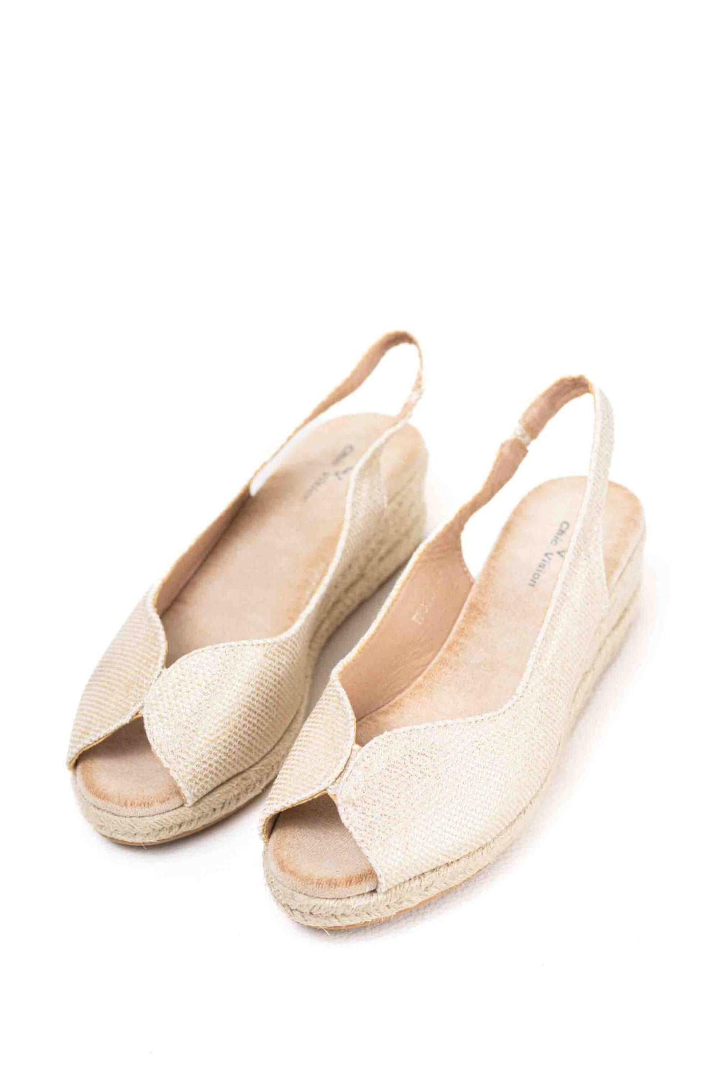 Sandalias doradas y cuña de esparto baja toque glam veraniego