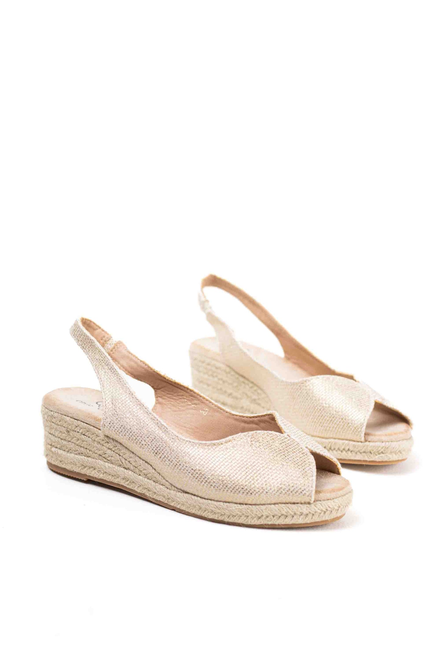 Sandalias doradas y cuña de esparto baja toque glam veraniego