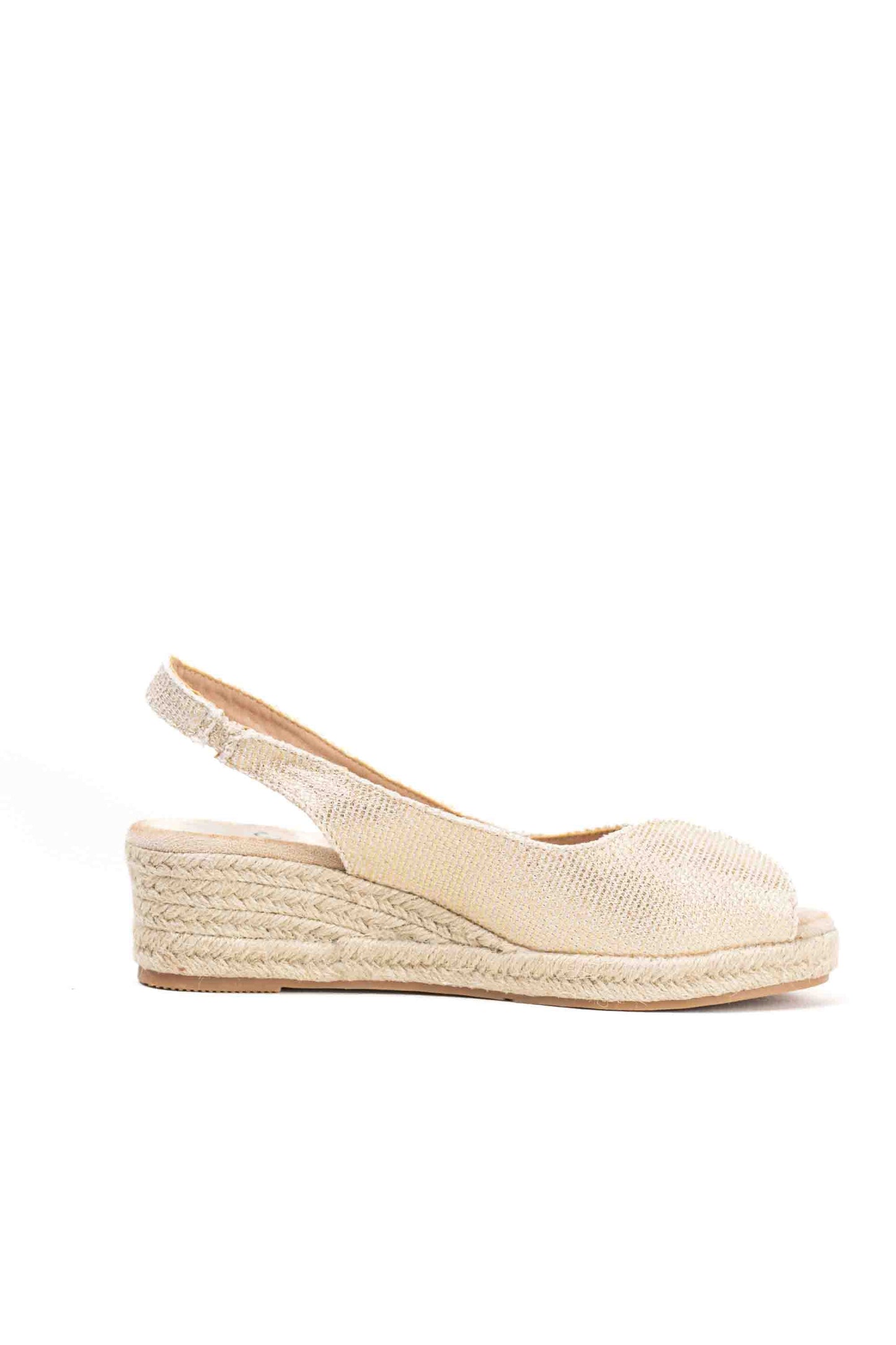 Sandalias doradas y cuña de esparto baja toque glam veraniego