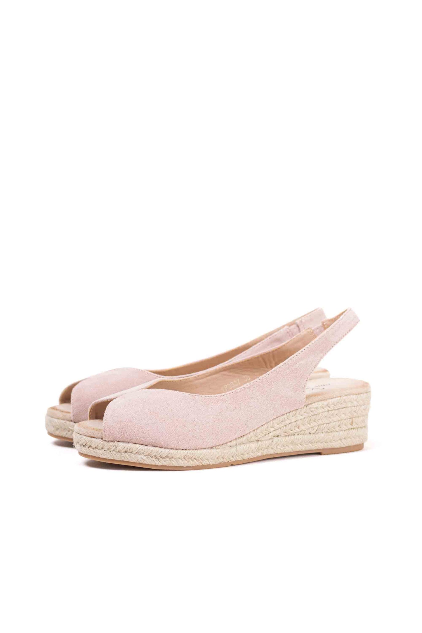 Sandalias doradas y cuña de esparto baja toque glam veraniego