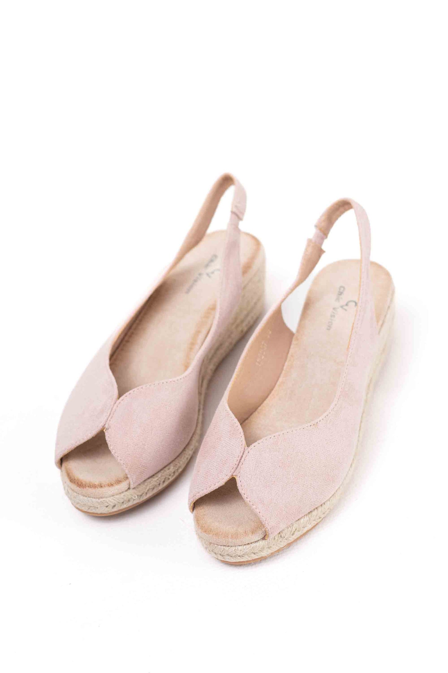 Sandalias doradas y cuña de esparto baja toque glam veraniego