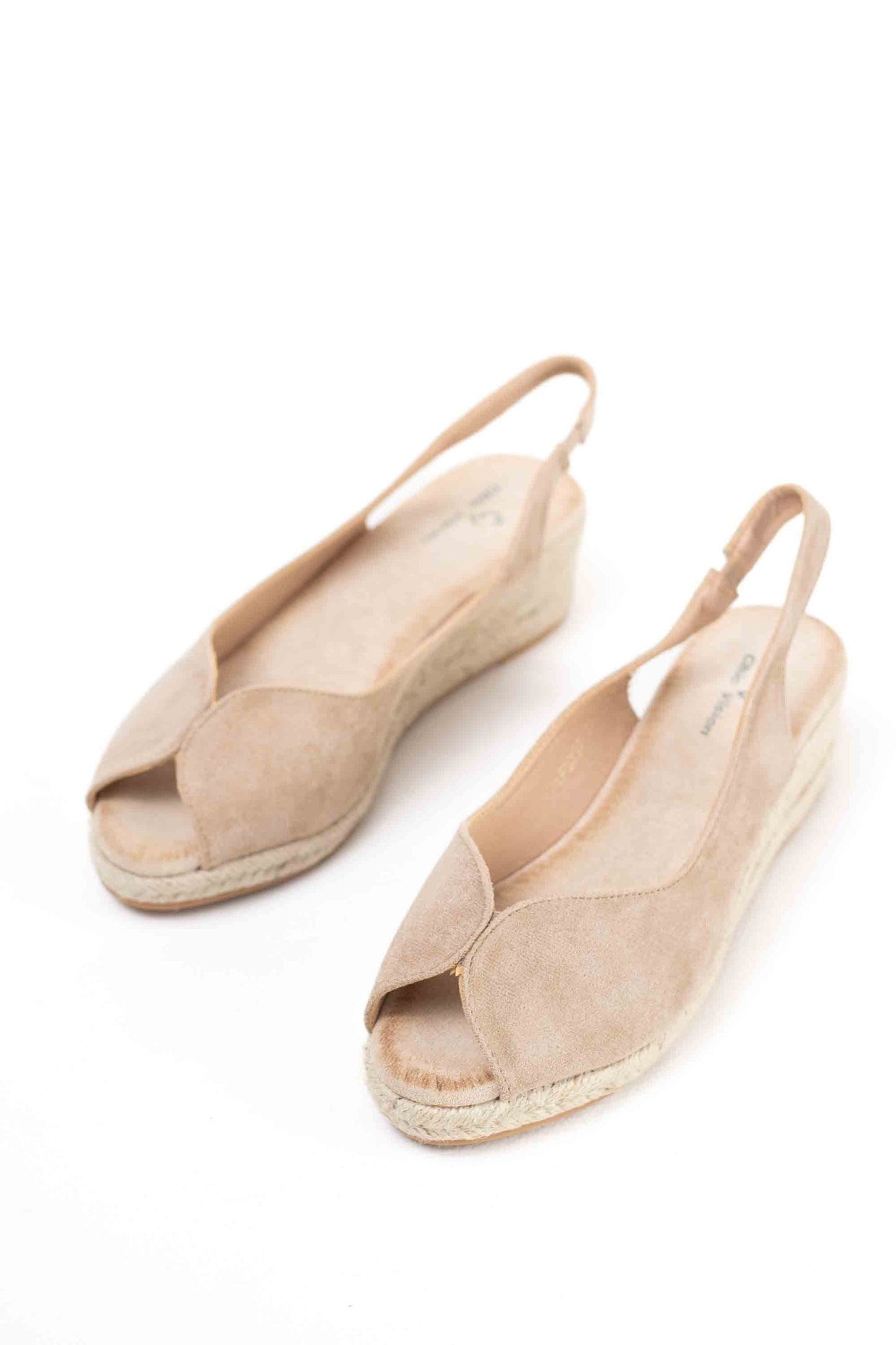 Sandalias doradas y cuña de esparto baja toque glam veraniego