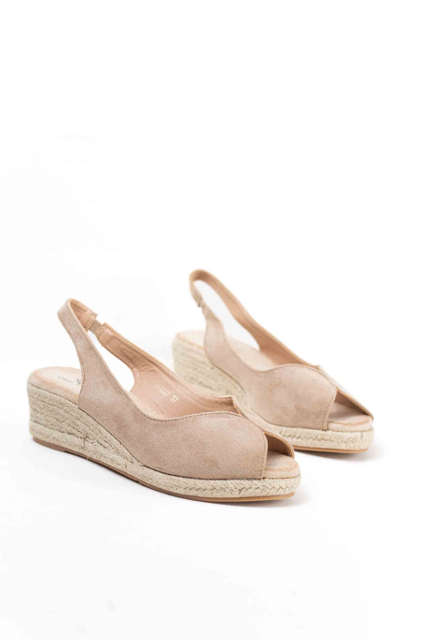 Sandalias doradas y cuña de esparto baja toque glam veraniego