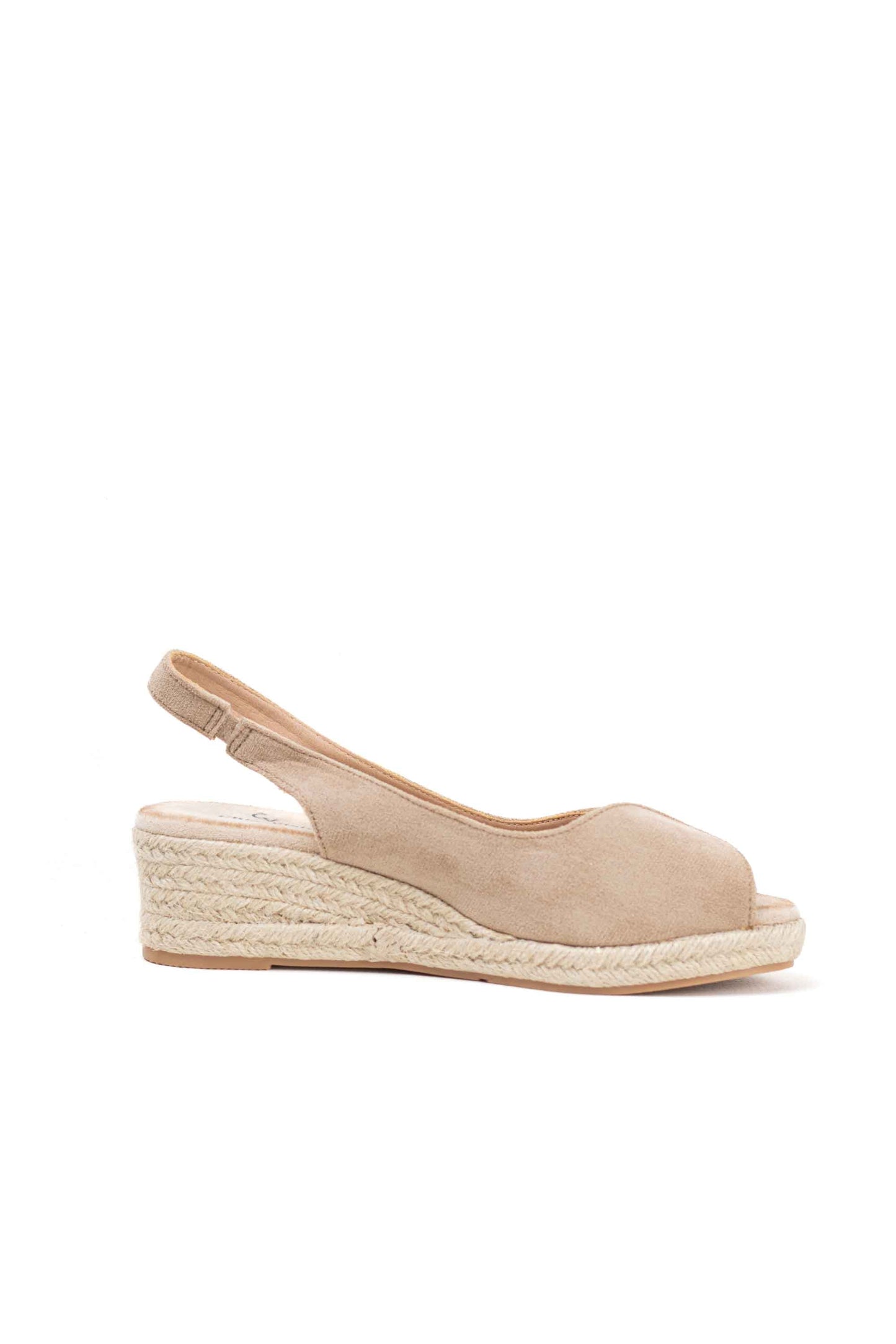 Sandalias doradas y cuña de esparto baja toque glam veraniego