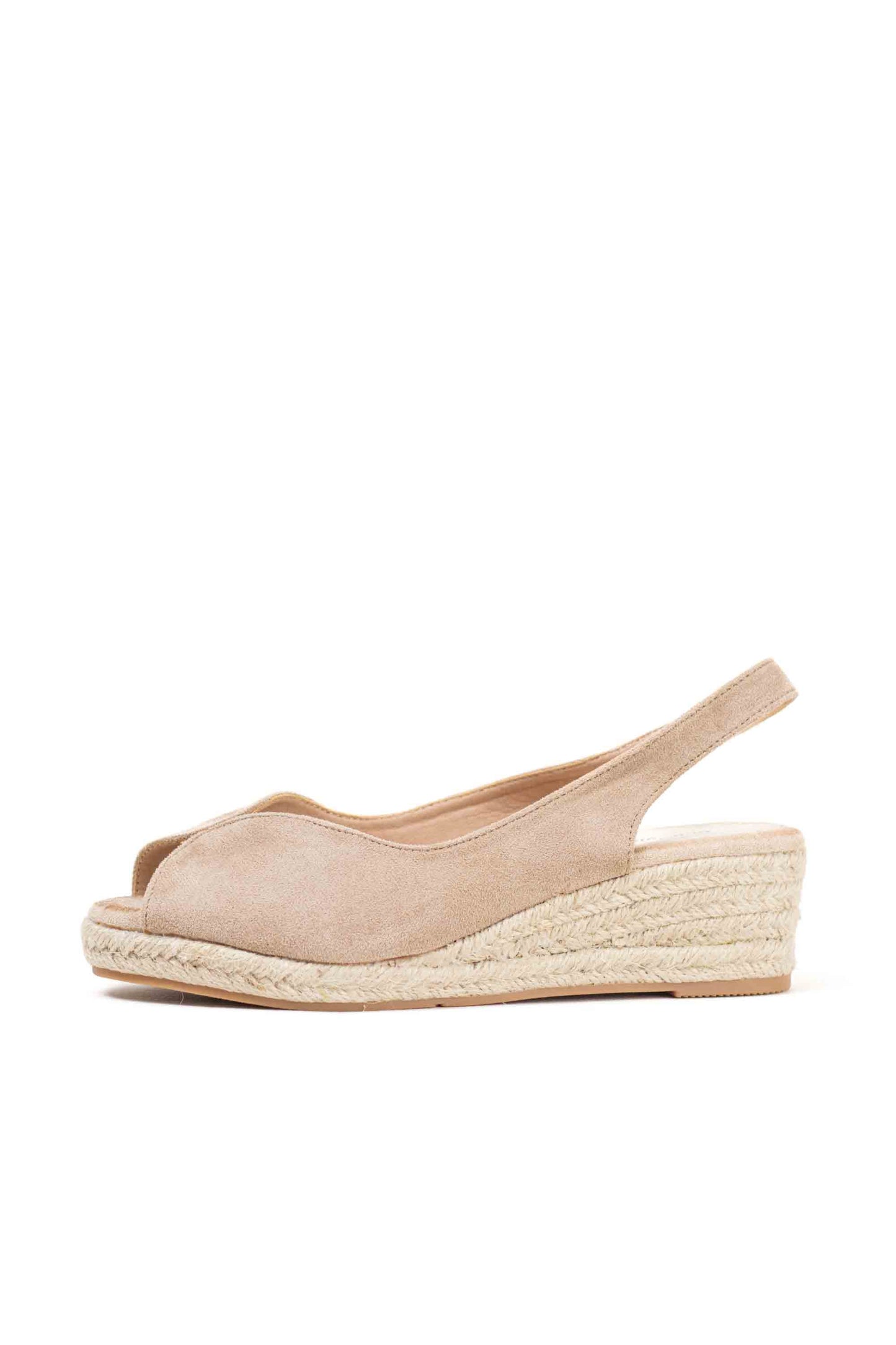 Sandalias doradas y cuña de esparto baja toque glam veraniego