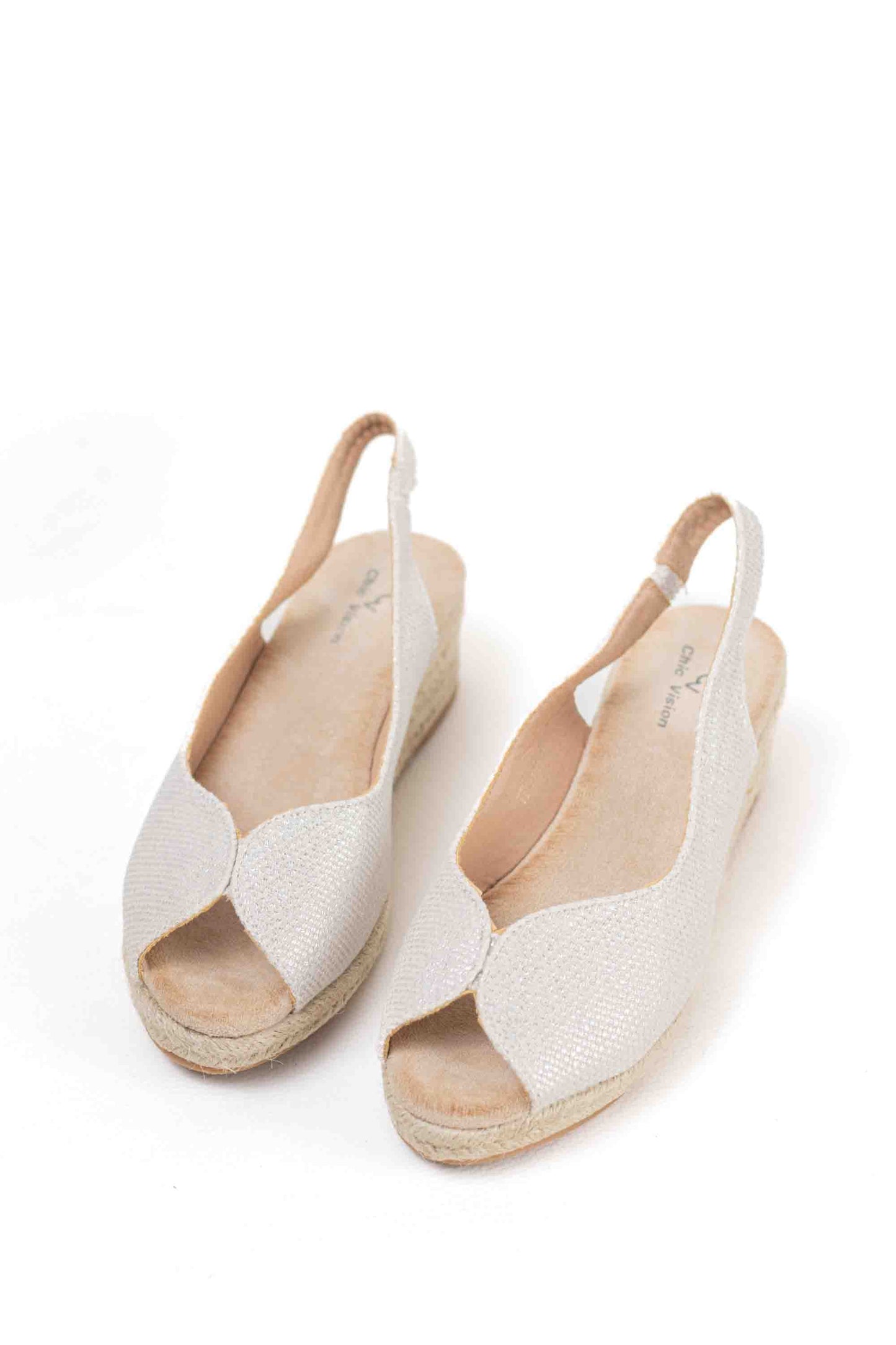 Sandalias doradas y cuña de esparto baja toque glam veraniego