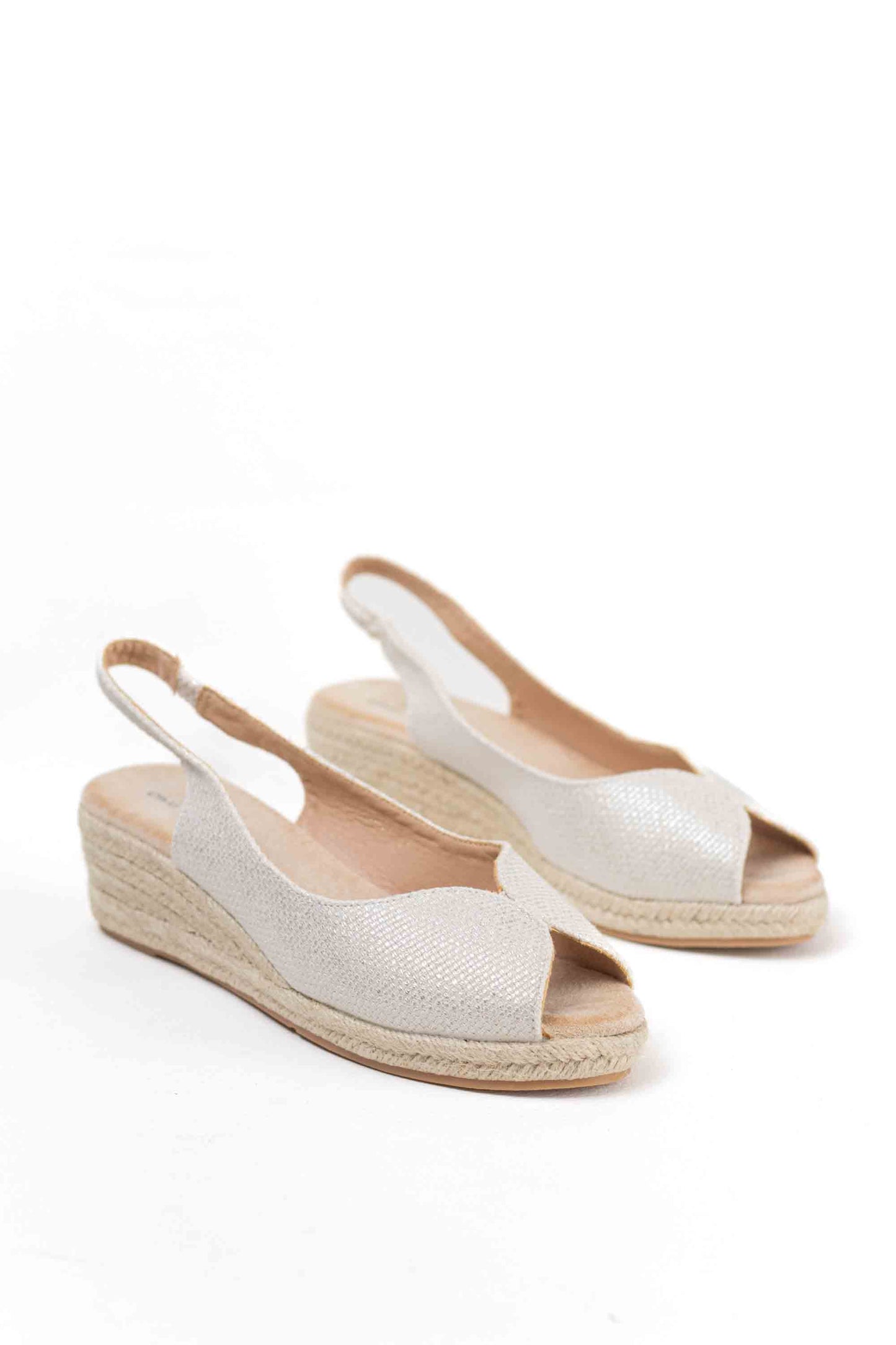 Sandalias doradas y cuña de esparto baja toque glam veraniego