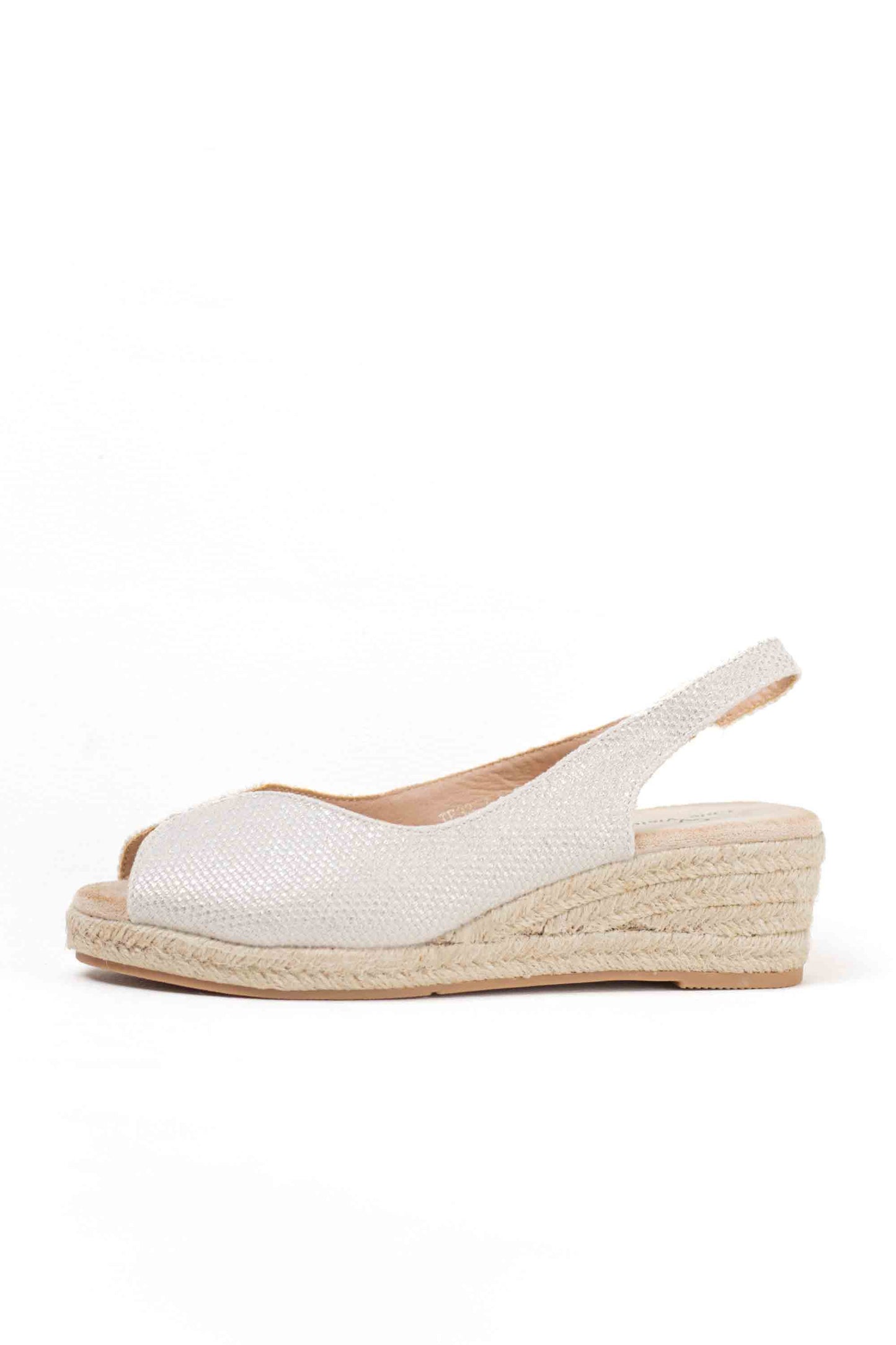 Sandalias doradas y cuña de esparto baja toque glam veraniego