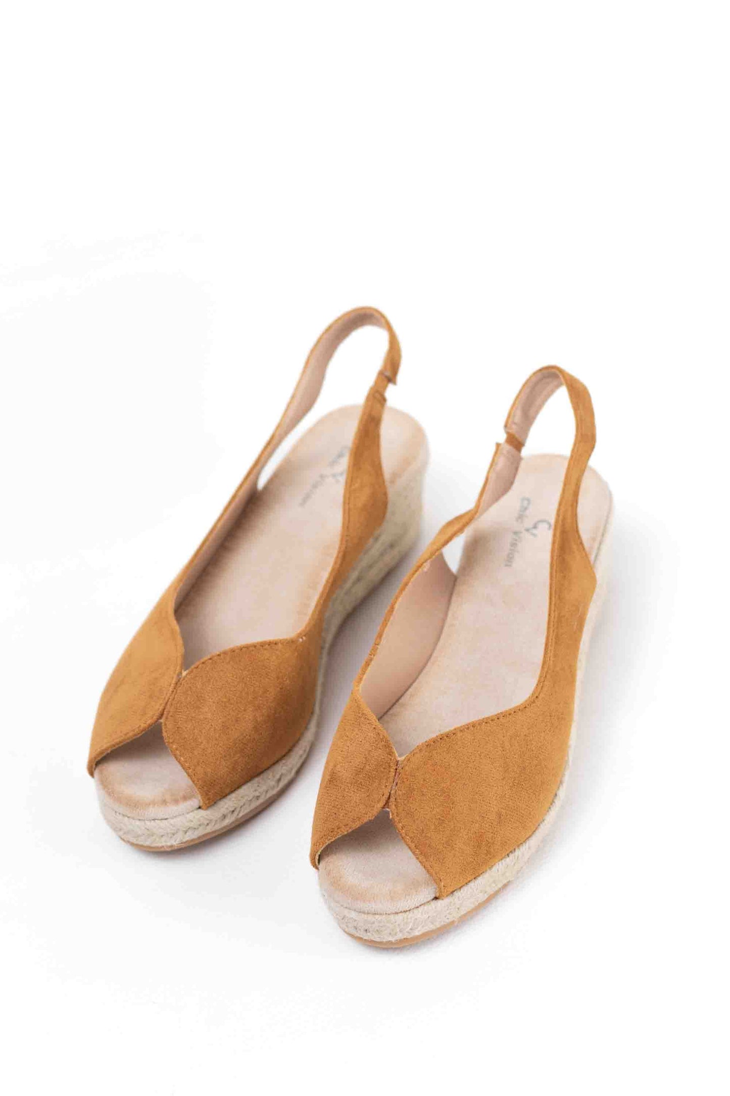 Sandalias doradas y cuña de esparto baja toque glam veraniego