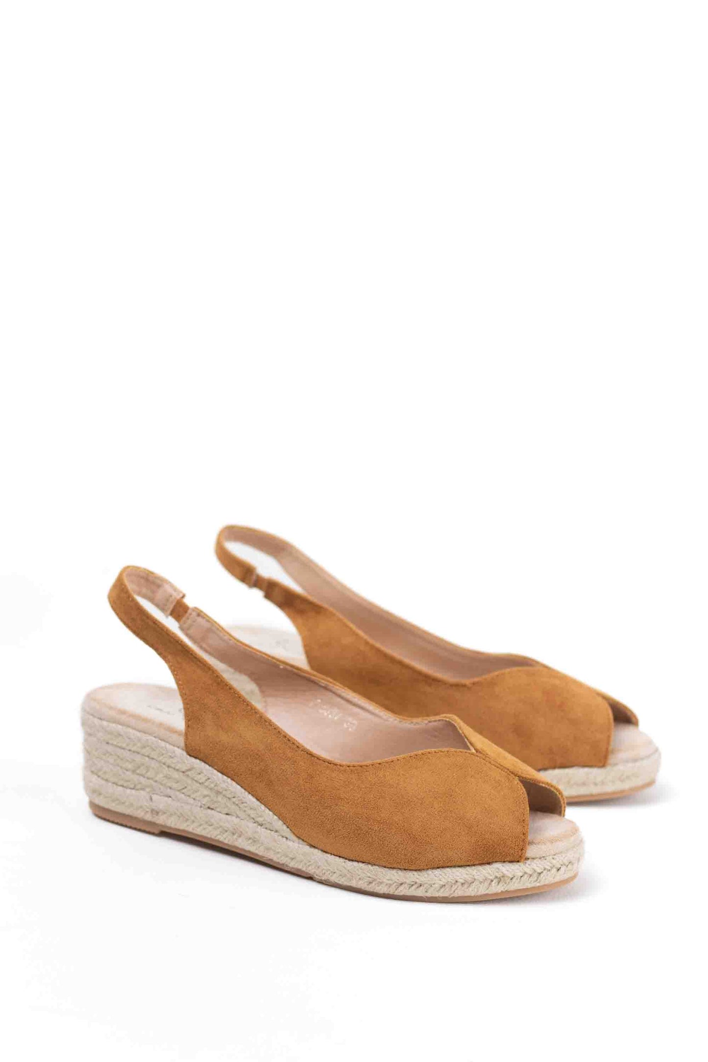 Sandalias doradas y cuña de esparto baja toque glam veraniego