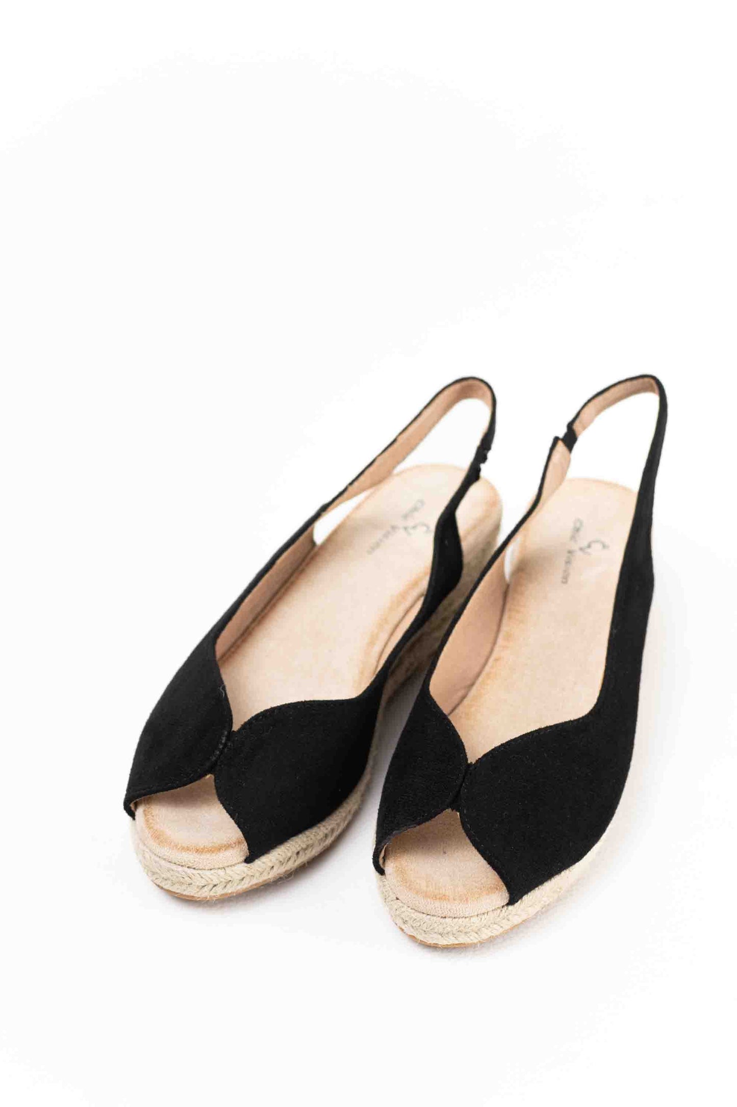 Sandalias doradas y cuña de esparto baja toque glam veraniego