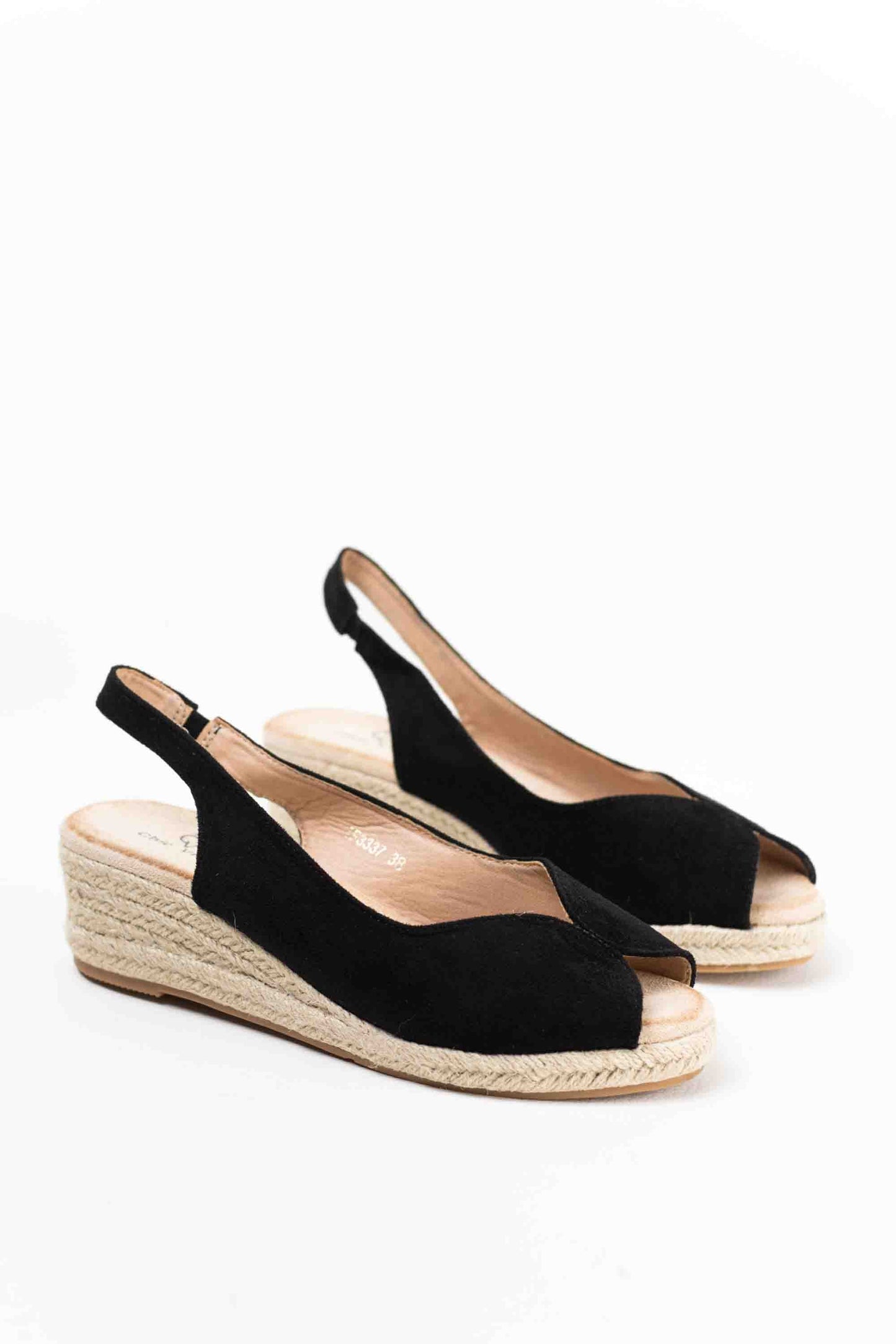 Sandalias doradas y cuña de esparto baja toque glam veraniego