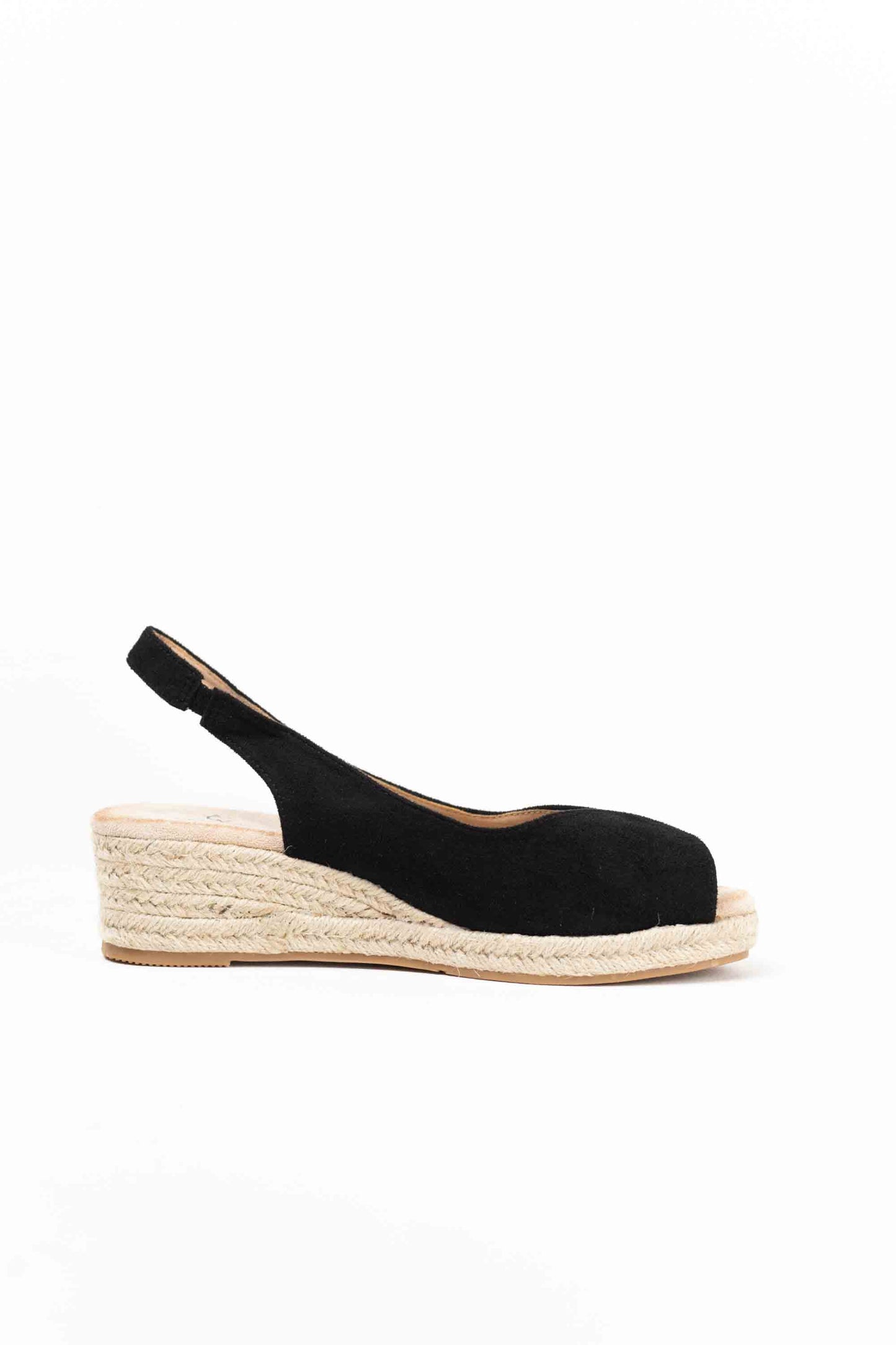 Sandalias doradas y cuña de esparto baja toque glam veraniego