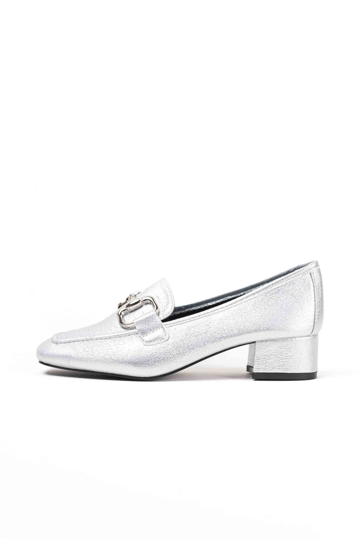 Mocasines dorados con tacón bajo y adorno metálico