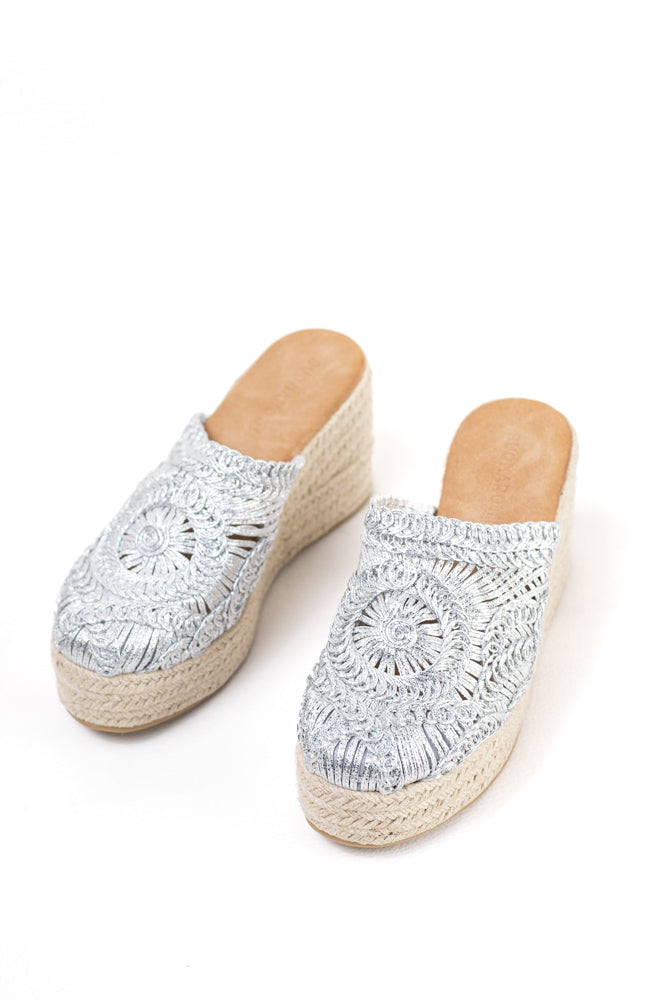 Sandalias zueco mujer con cuña alta de espartos y plataforma con diseño crochet