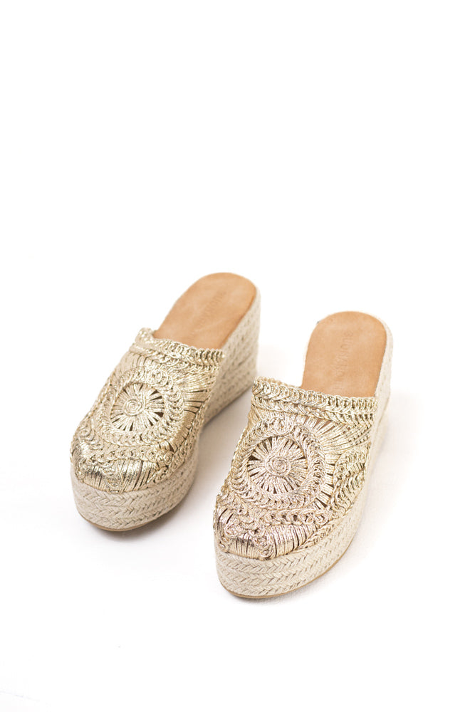 Sandalias zueco mujer con cuña alta de espartos y plataforma con diseño crochet
