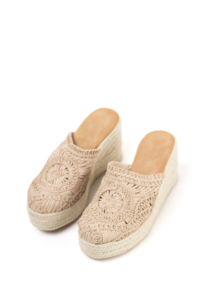 Sandalias zueco mujer con cuña alta de espartos y plataforma con diseño crochet