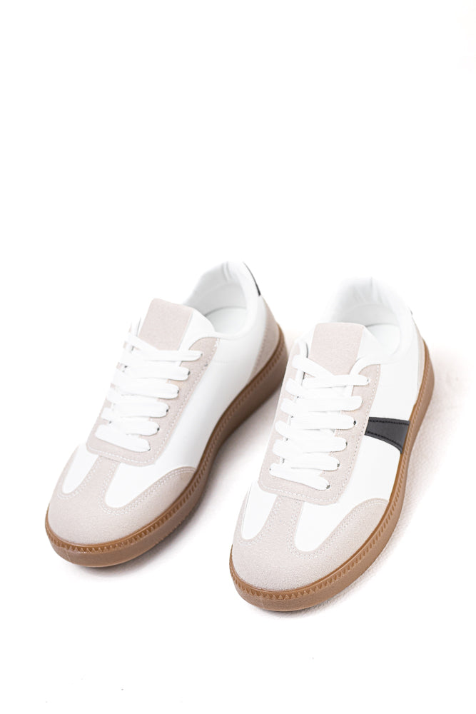 Zapatillas deportivas blancas para mujer con detalle en negro, estilo clásico y moderno para el uso diario