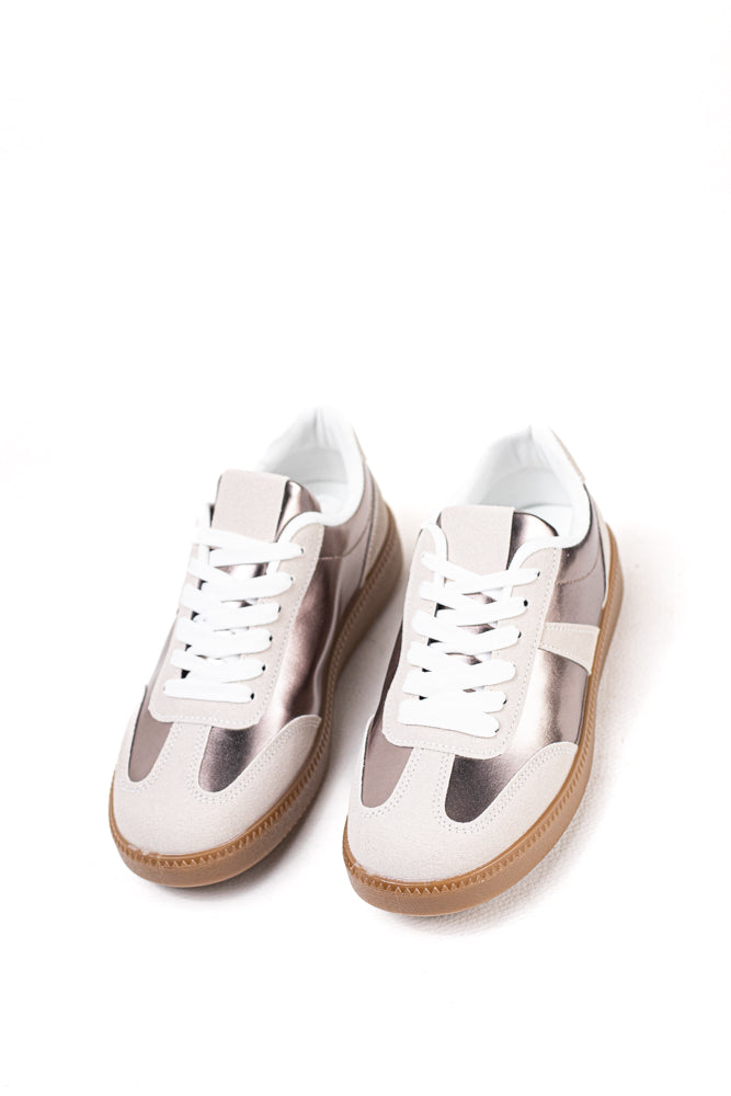 Zapatillas deportivas blancas para mujer con detalle en negro, estilo clásico y moderno para el uso diario