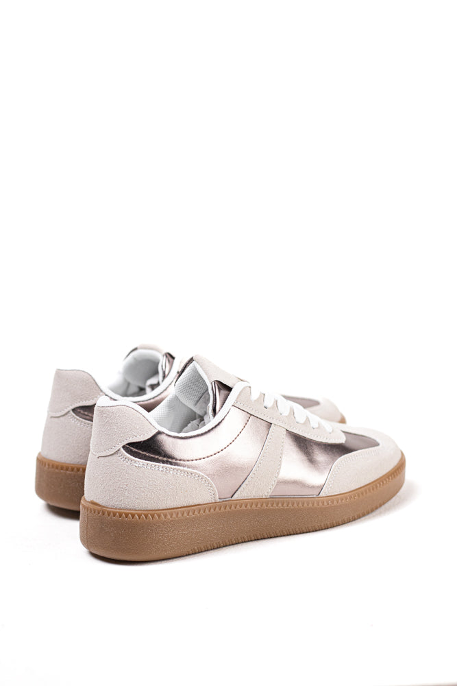 Zapatillas deportivas blancas para mujer con detalle en negro, estilo clásico y moderno para el uso diario