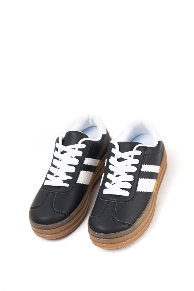Zapatillas en rosa pálido para mujer con detalle de rayas azules, estilo sutil y confort para el día a día