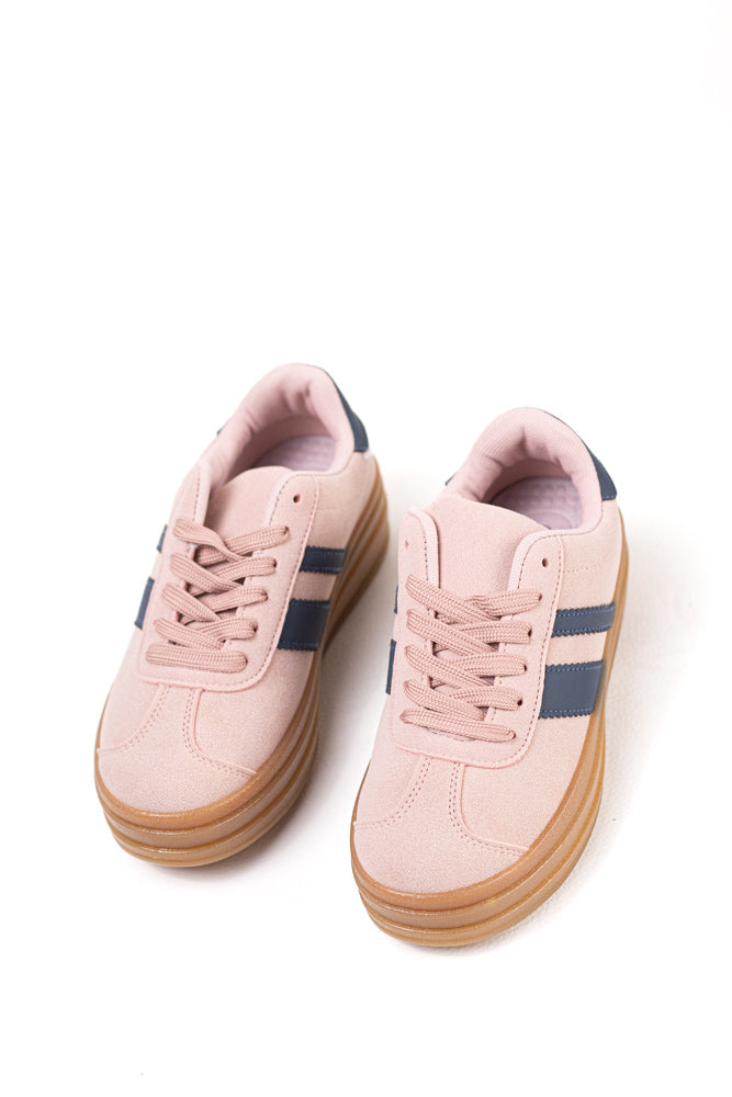 Zapatillas en rosa pálido para mujer con detalle de rayas azules, estilo sutil y confort para el día a día
