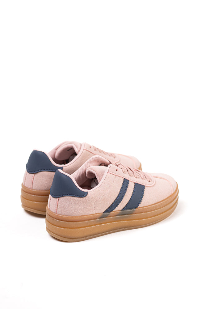 Zapatillas en rosa pálido para mujer con detalle de rayas azules, estilo sutil y confort para el día a día