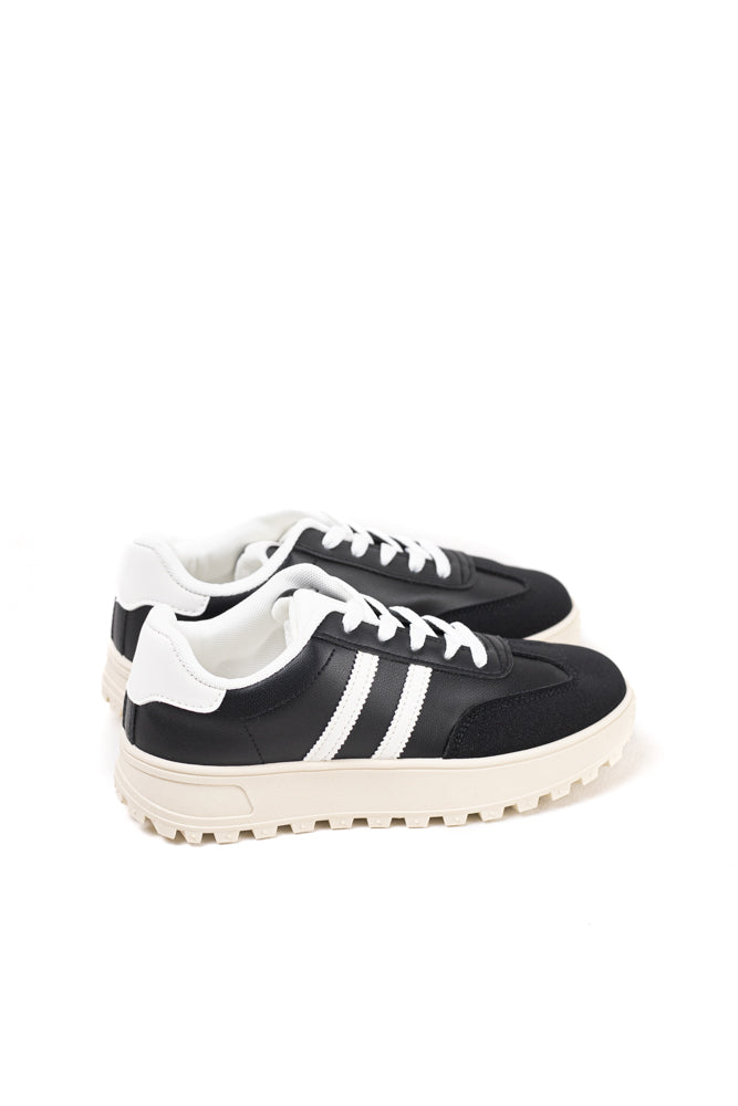 Zapatillas deportivas para mujer en blanco y negro, estilo clásico con un toque moderno para la actividad diaria