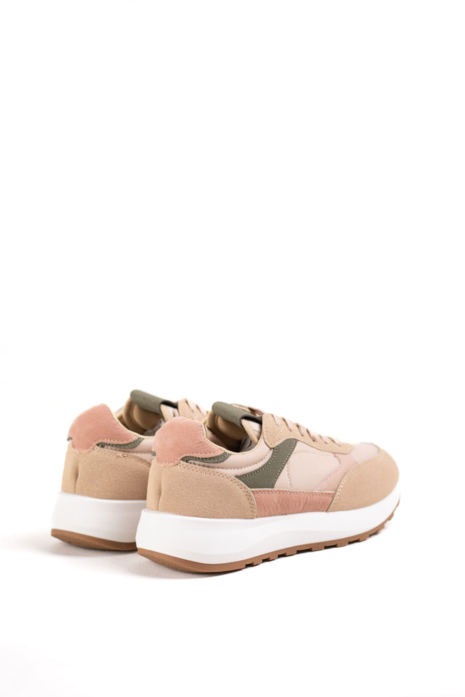 Zapatillas deportivas para mujer en tonos neutros, estilo y confort en cada paso