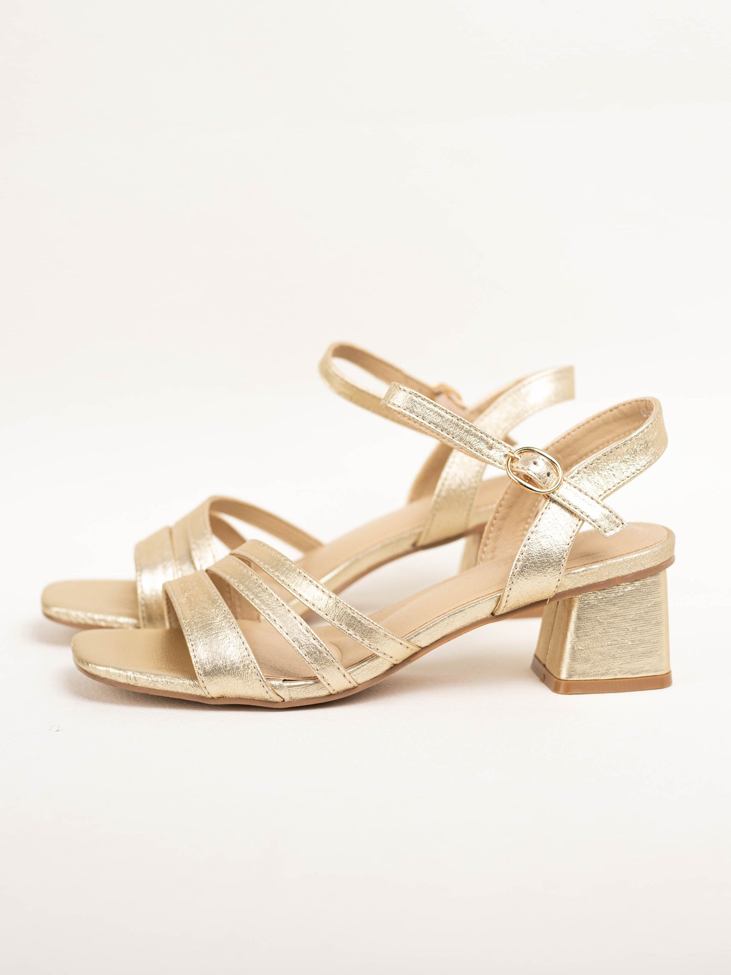 sandalias doradas con tacon bajo color Dorado talla 37