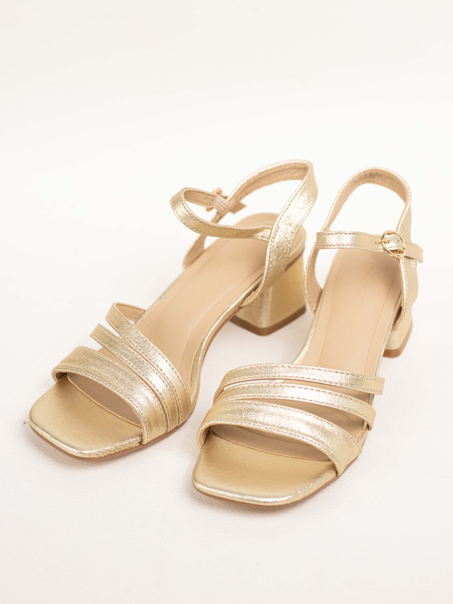 sandalias doradas con tacon bajo color Dorado talla 39