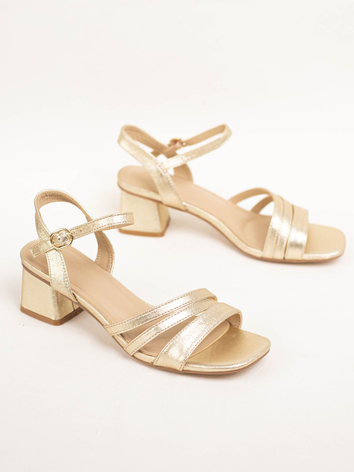 sandalias doradas con tacon bajo color Dorado talla 38