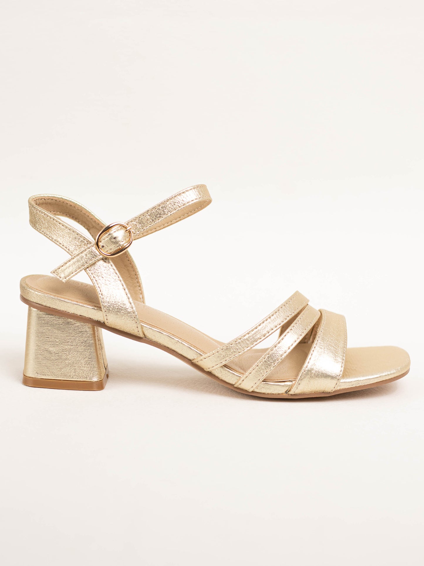 sandalias doradas con tacon bajo color Dorado talla 41