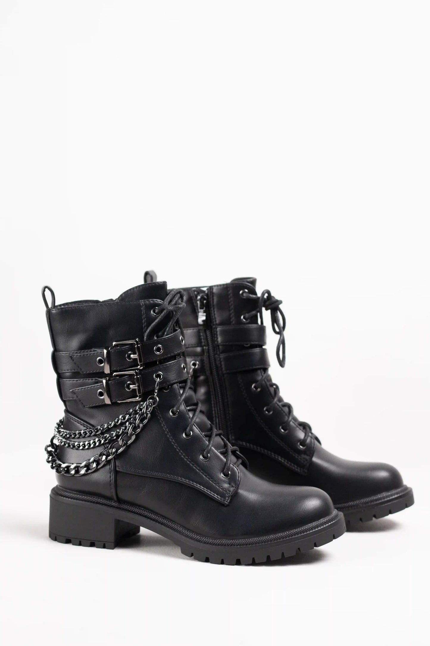 botines estilo militar con cordones y hebillas metalicas