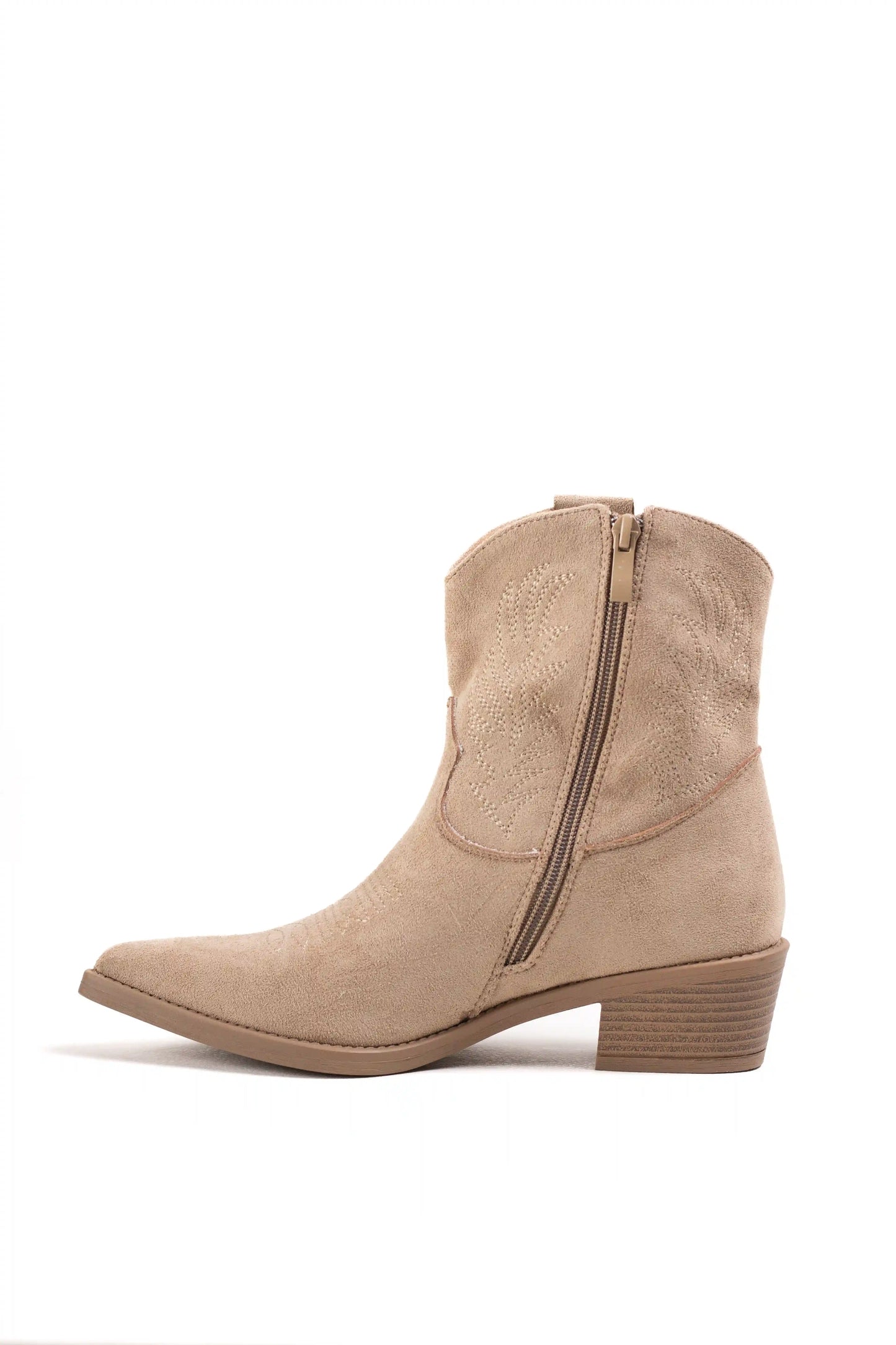 Botines Cowboy de Ante con Bordados y Tacón Cubano