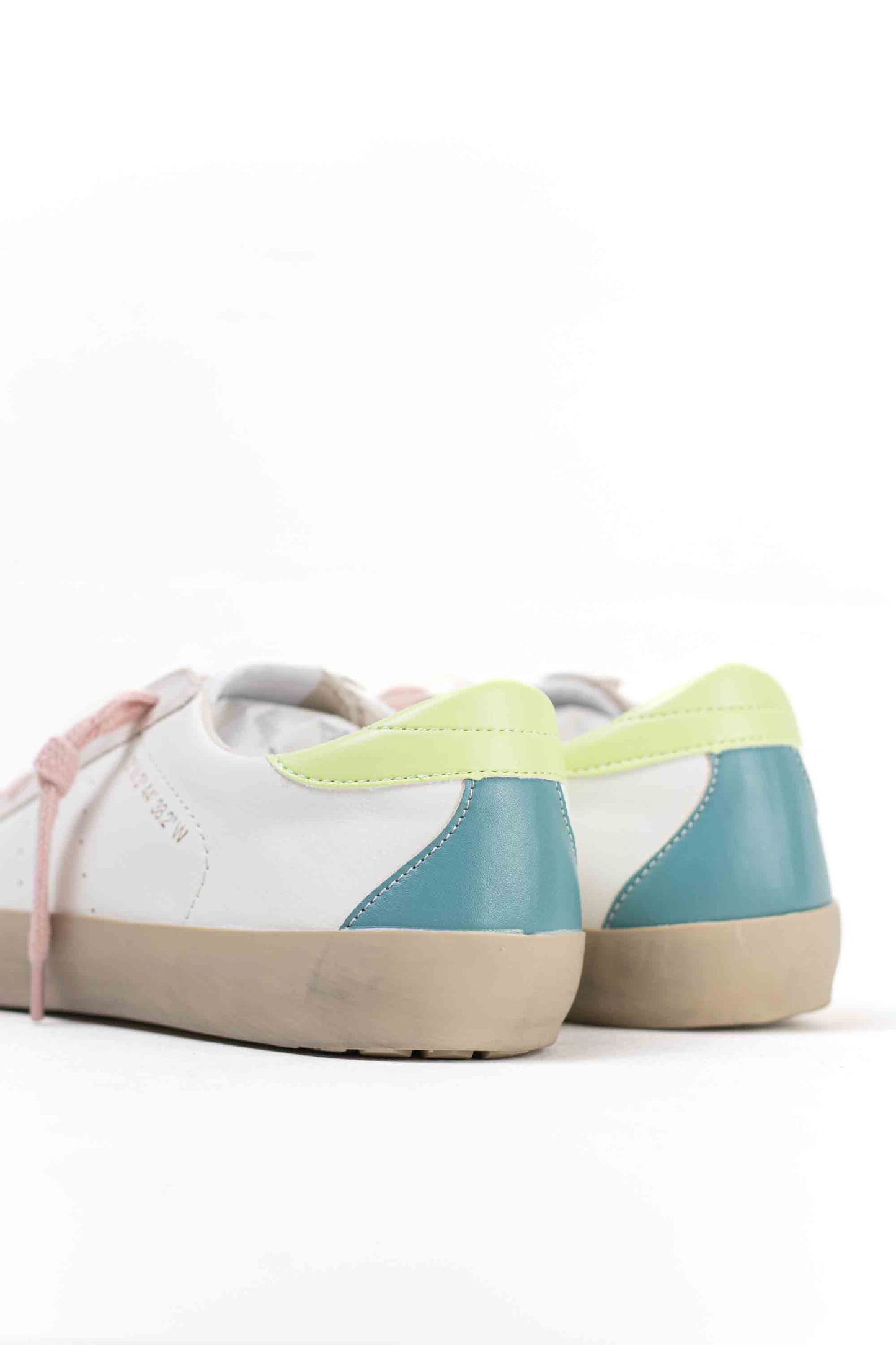 zapatilla deportiva estilo retro en combinacion de materiales Lima 40